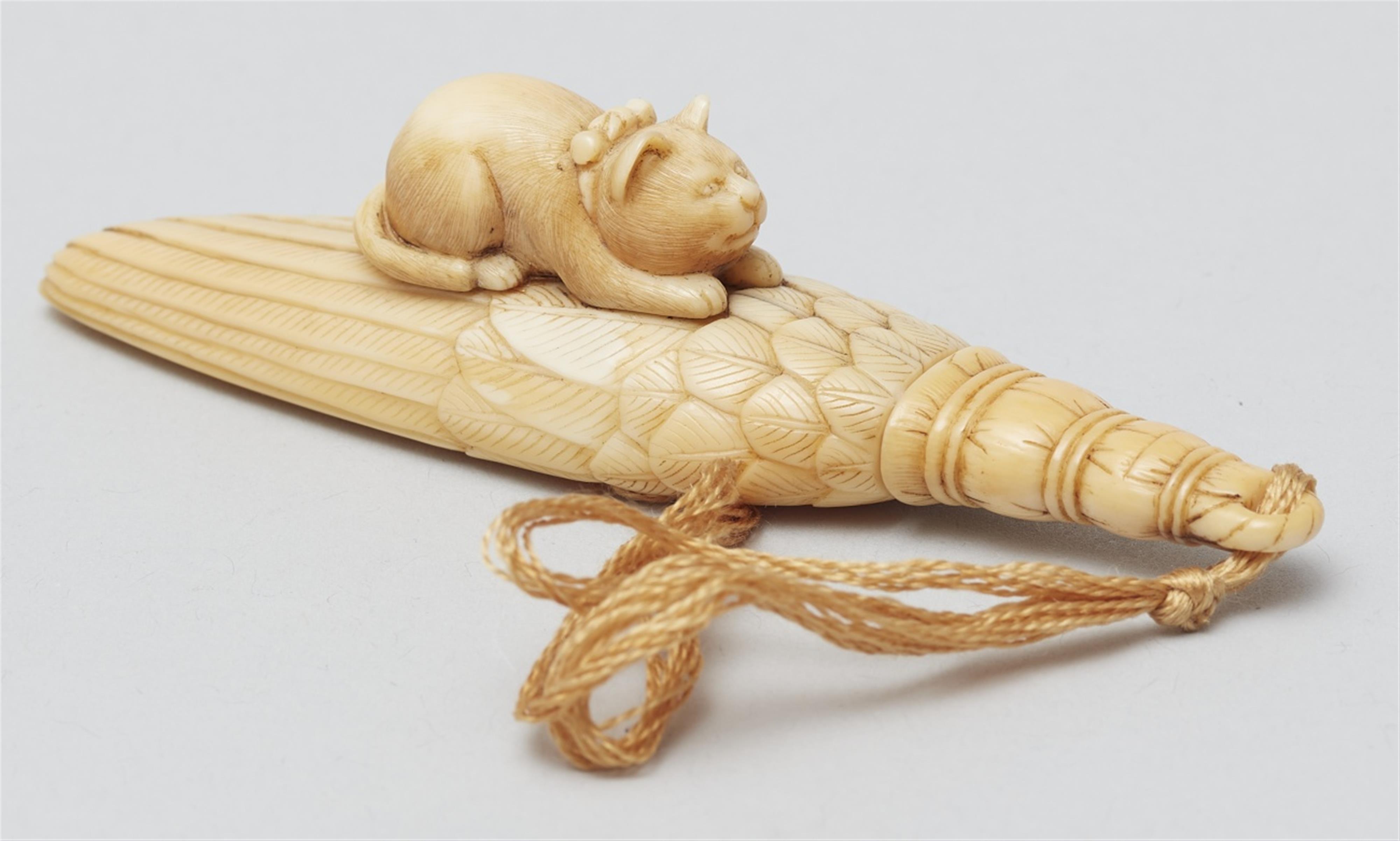 An ivory netsuke of a cat on a hand broom. 19th century - image-2