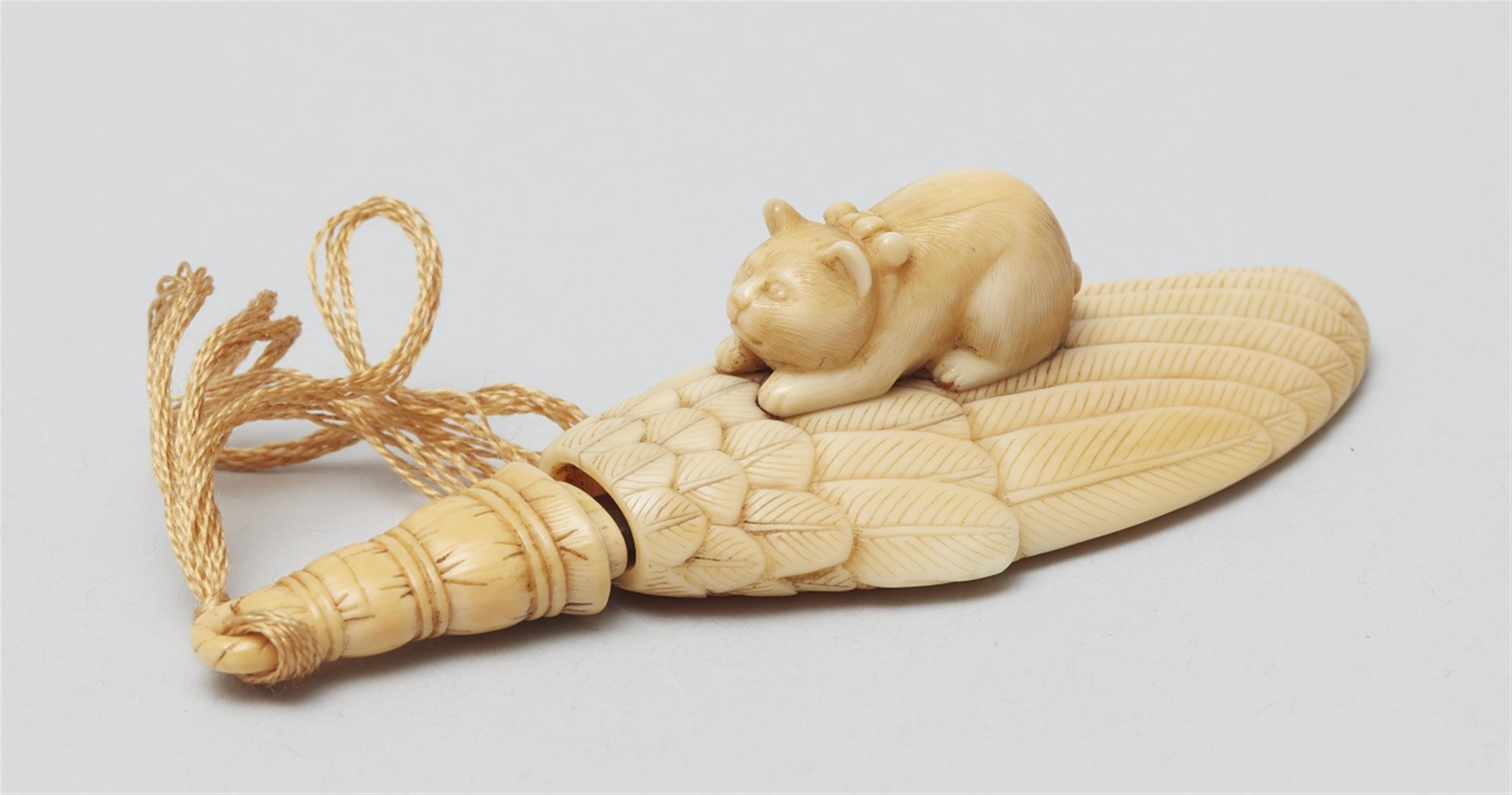 An ivory netsuke of a cat on a hand broom. 19th century - image-3