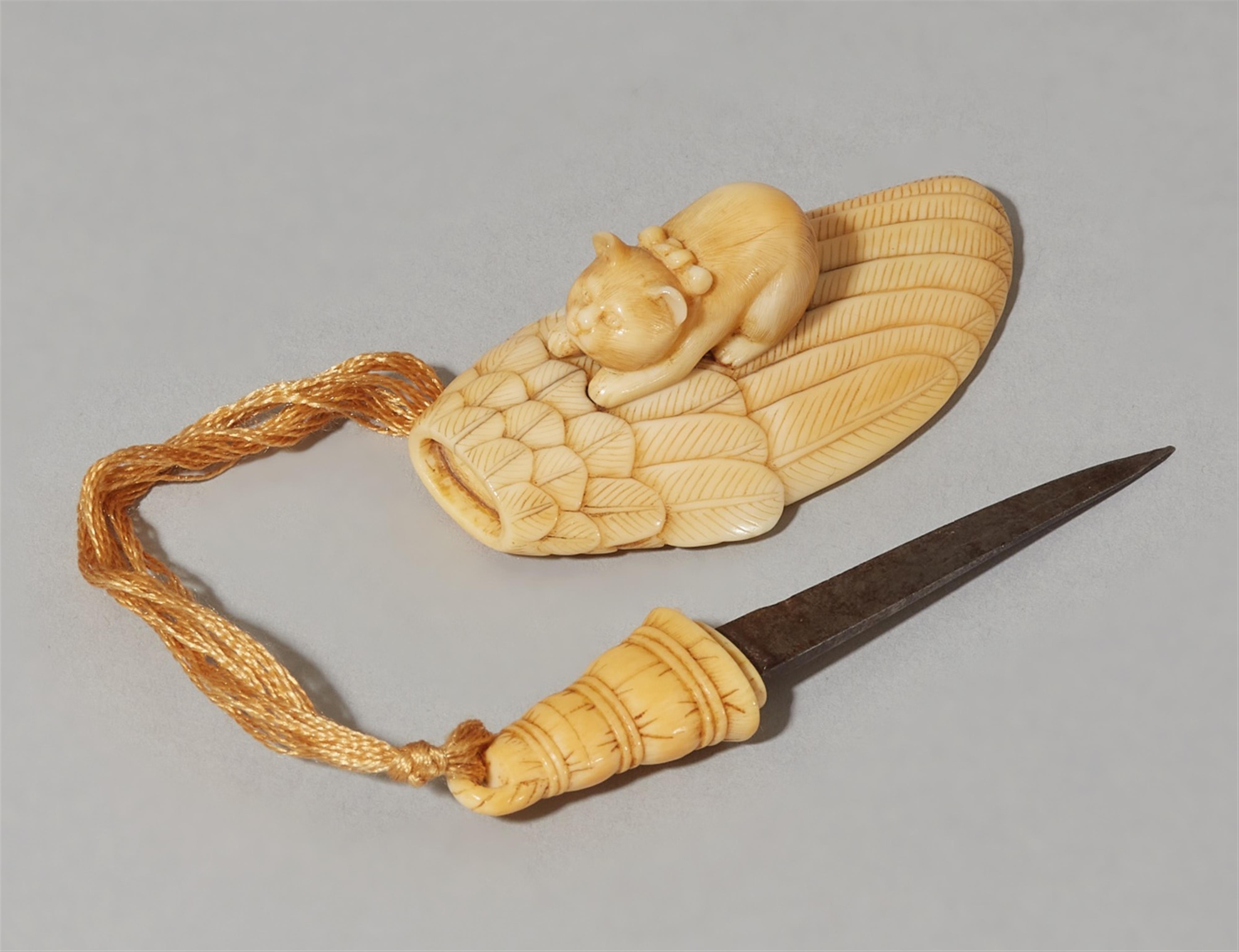 An ivory netsuke of a cat on a hand broom. 19th century - image-1