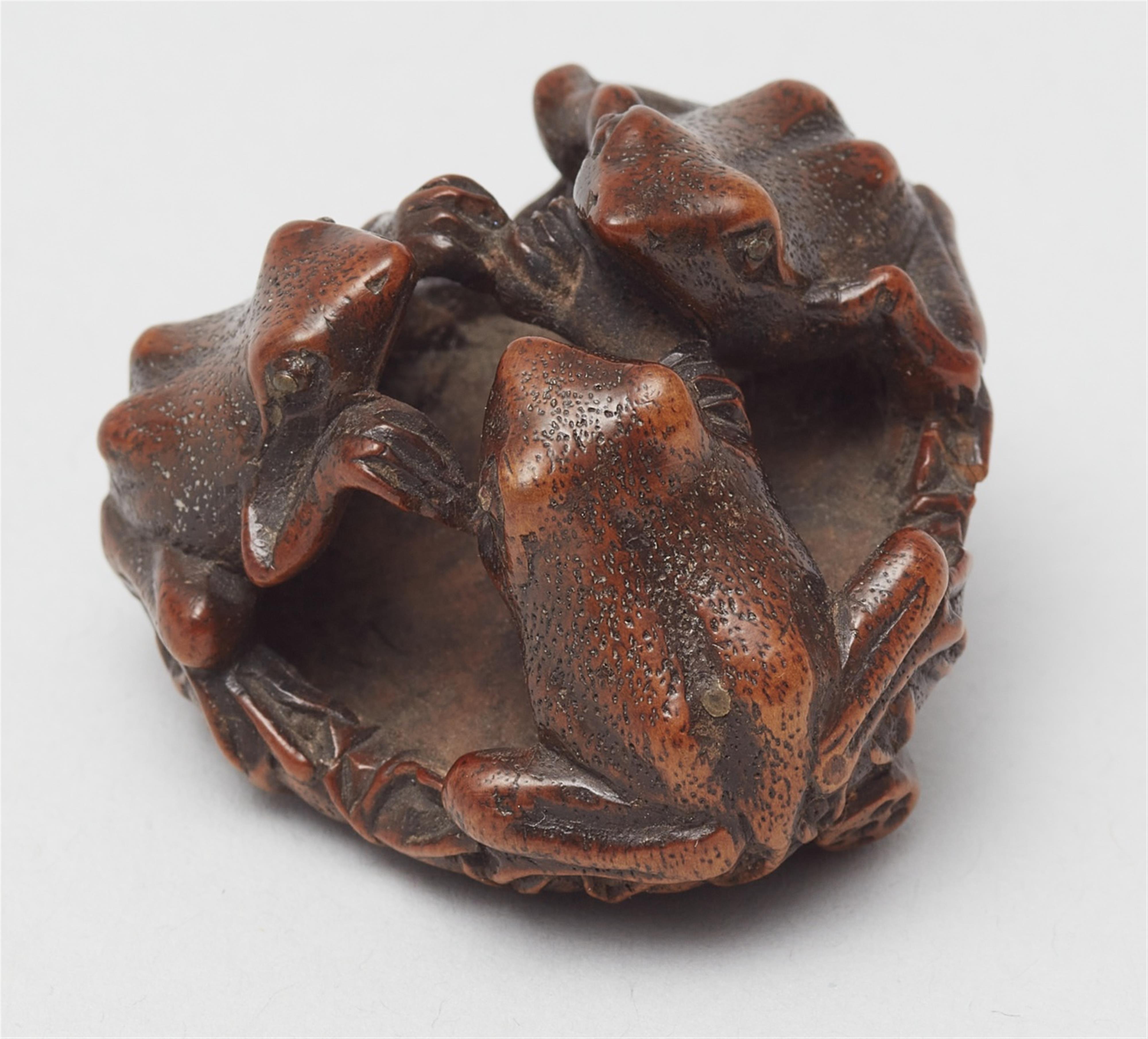 A boxwood netsuke of three frogs. Mid-19th century - image-4