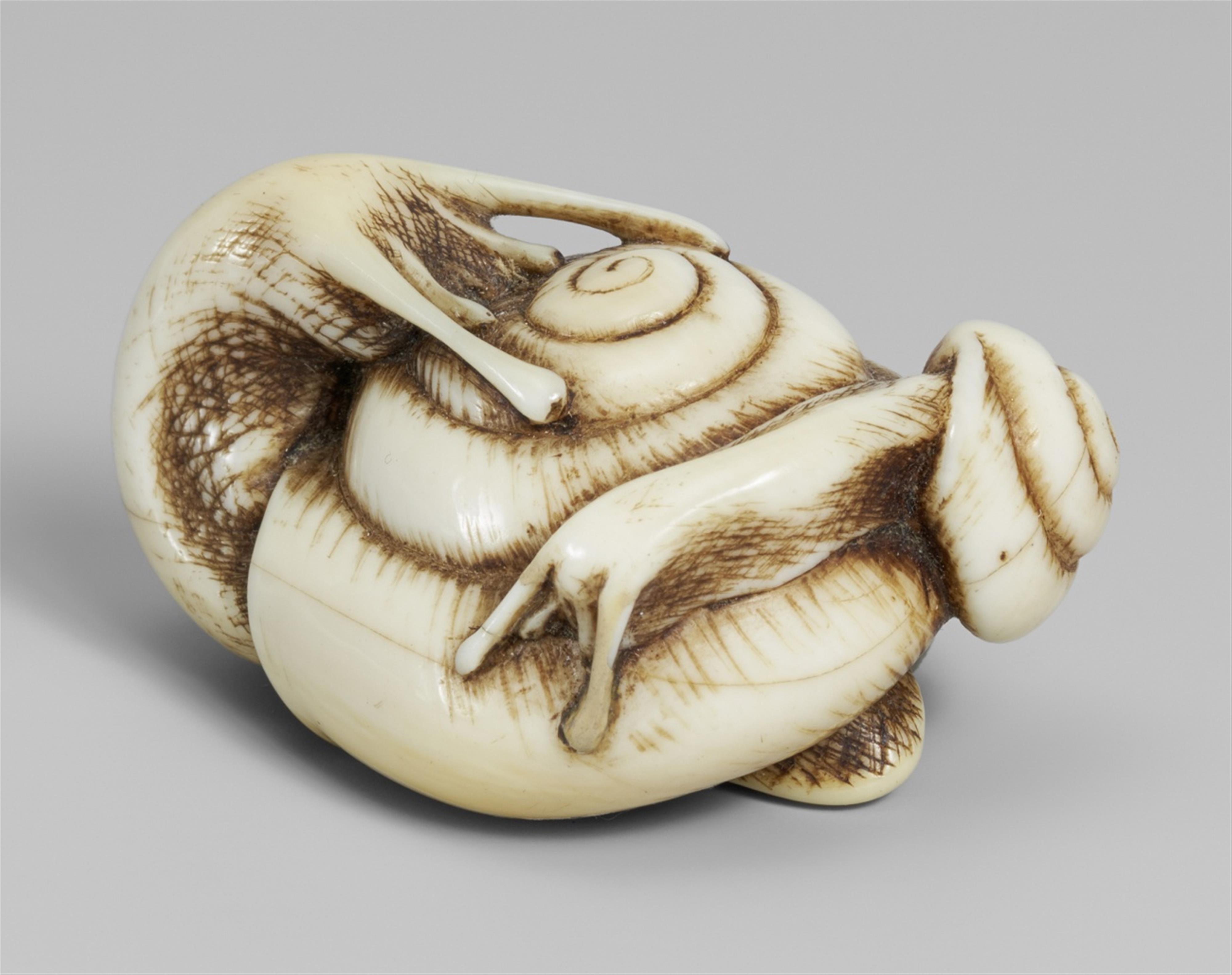 An ivory netsuke of two snails. 19th century - image-1