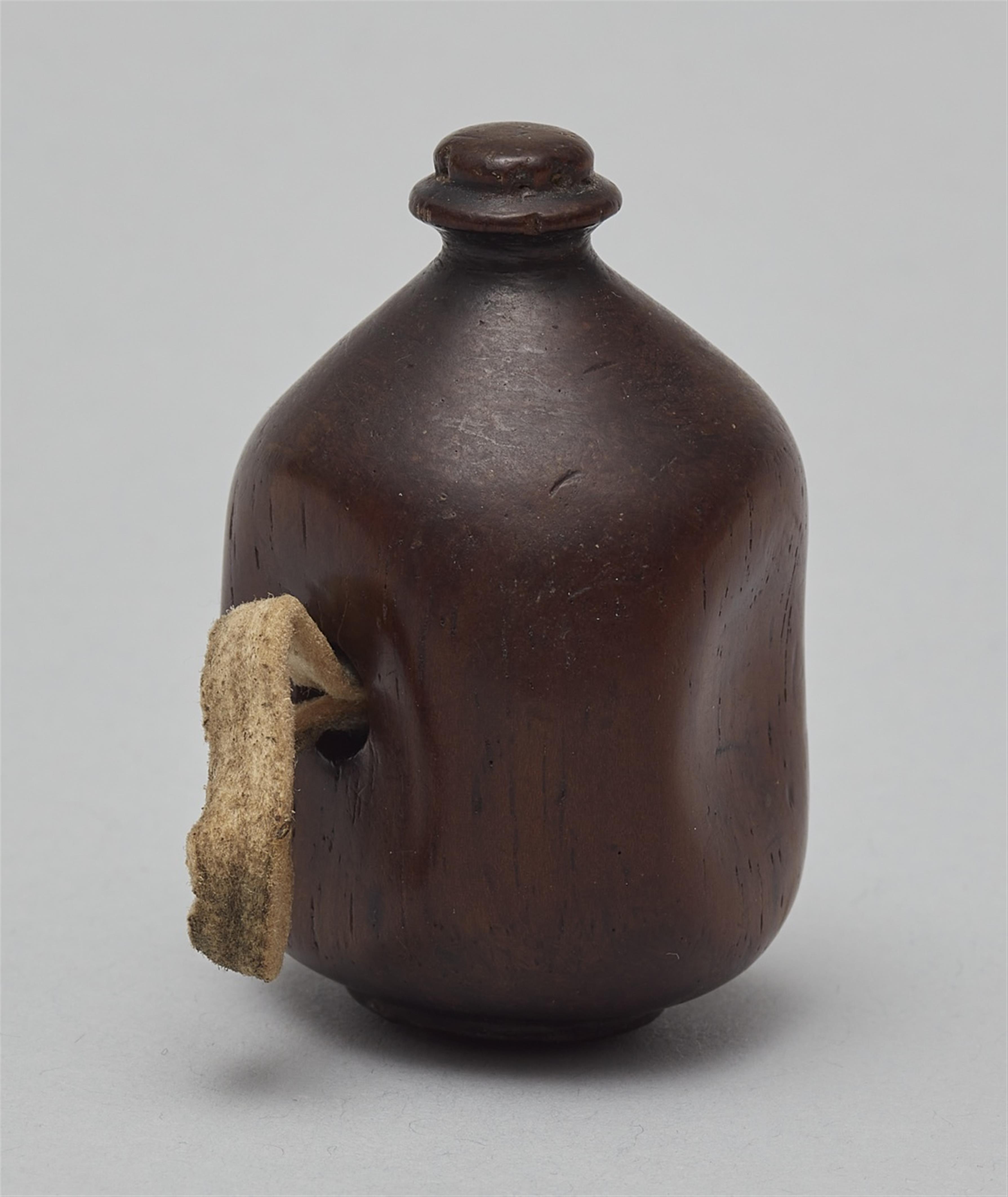 A cherrywood netsuke of a sake bottle (tokkuri). 19th century - image-2