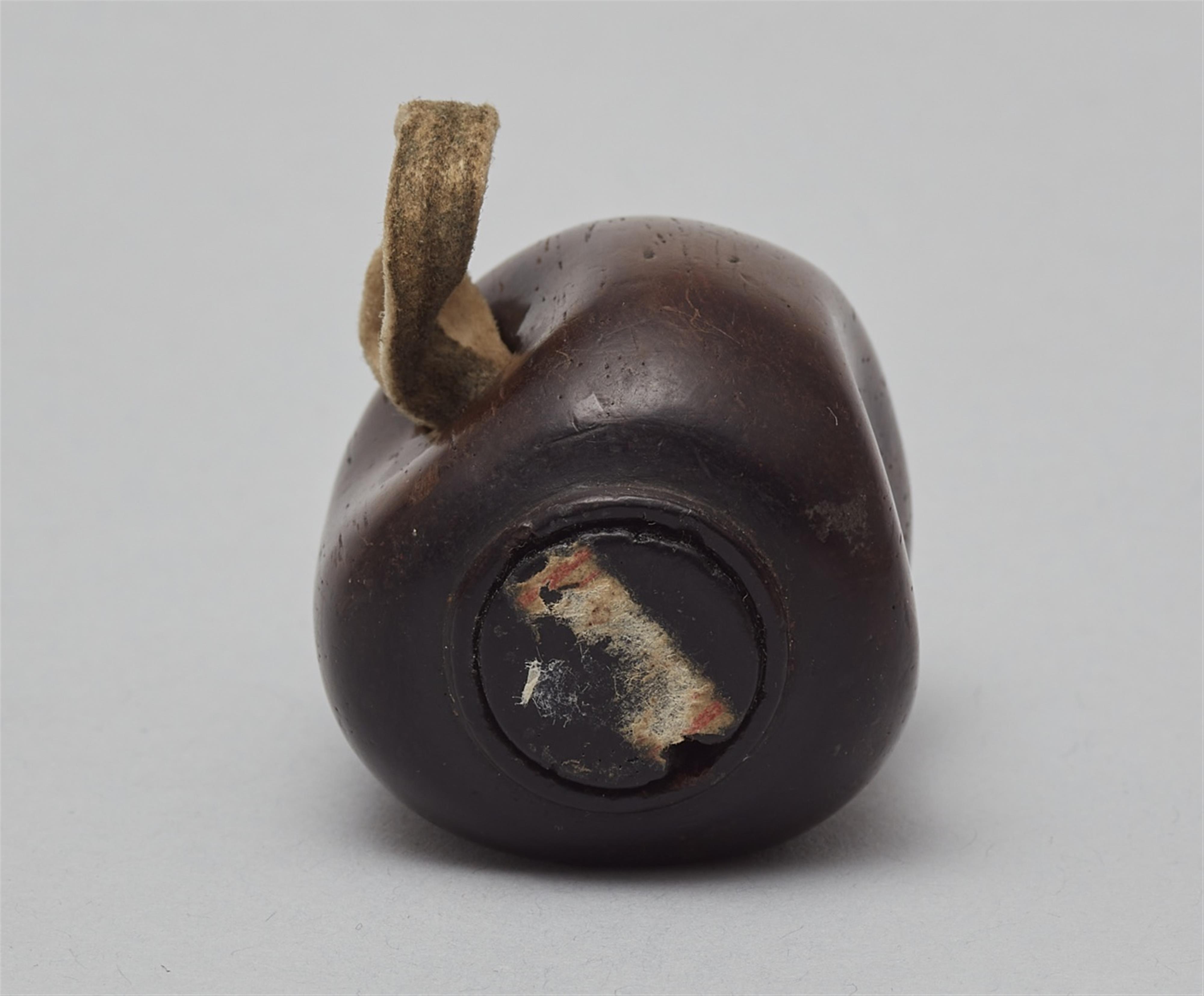 A cherrywood netsuke of a sake bottle (tokkuri). 19th century - image-3