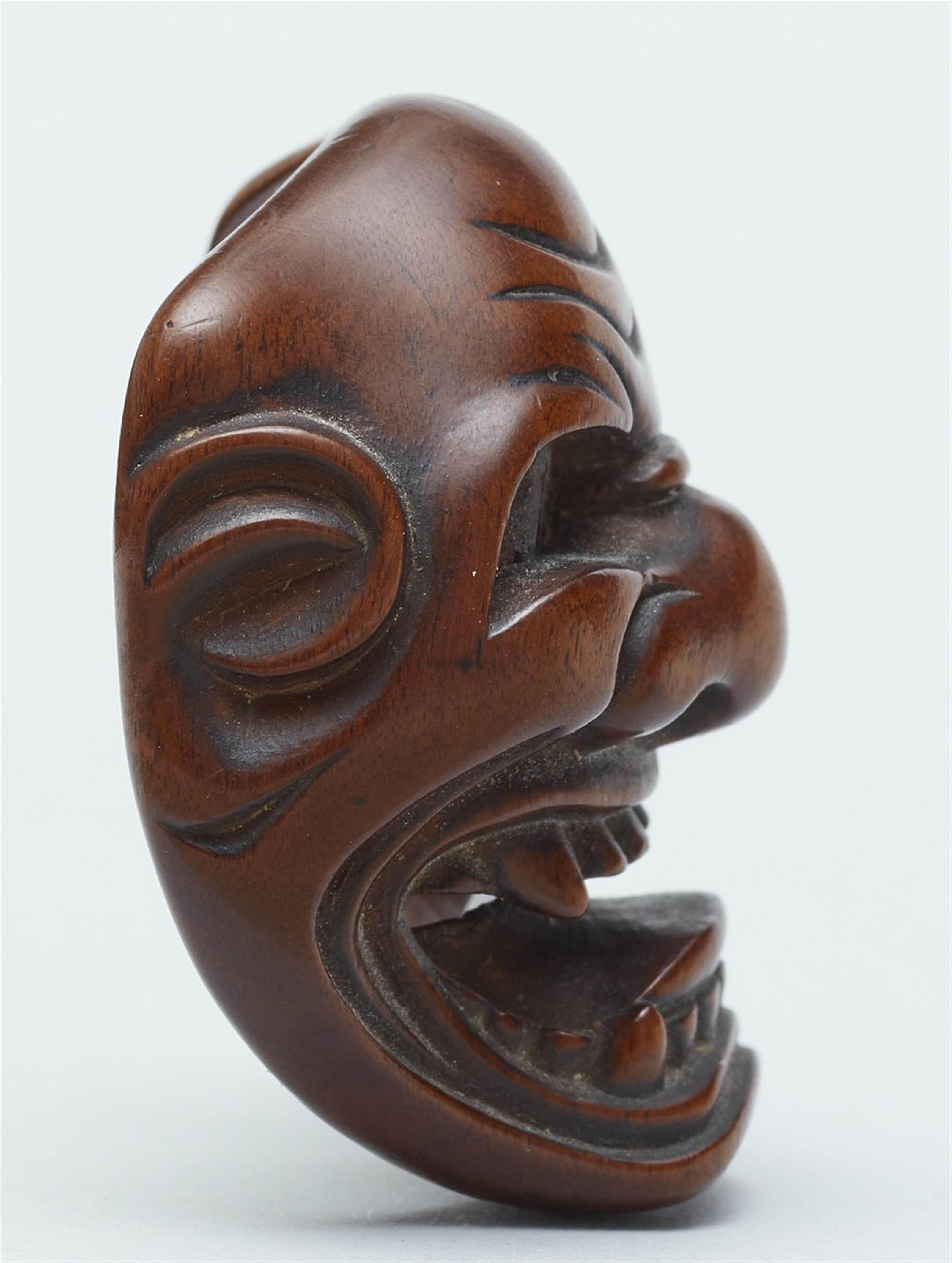 A boxwood netsuke of a Shishiguchi mask. 19th century - image-3