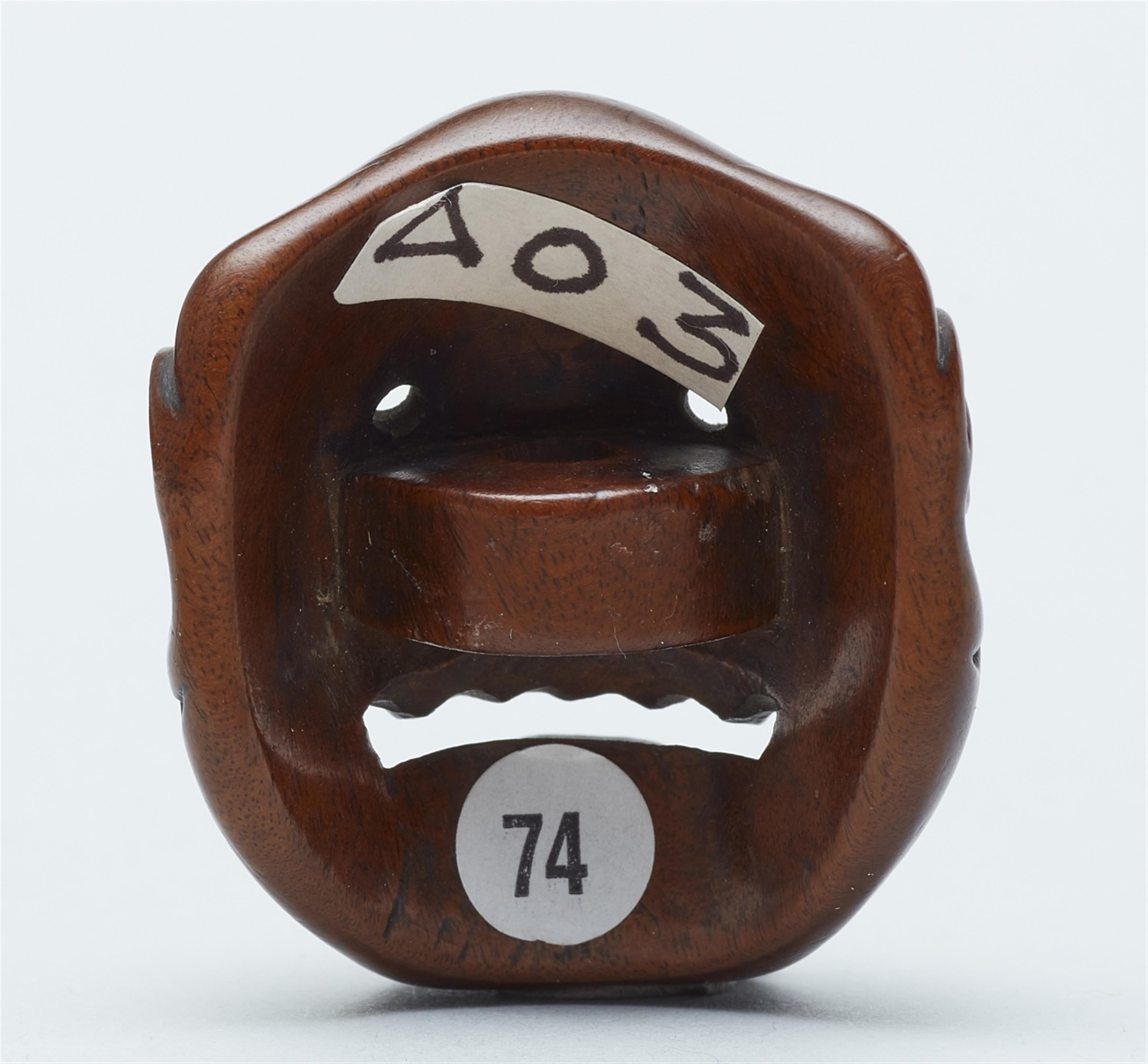 A boxwood netsuke of a Shishiguchi mask. 19th century - image-5