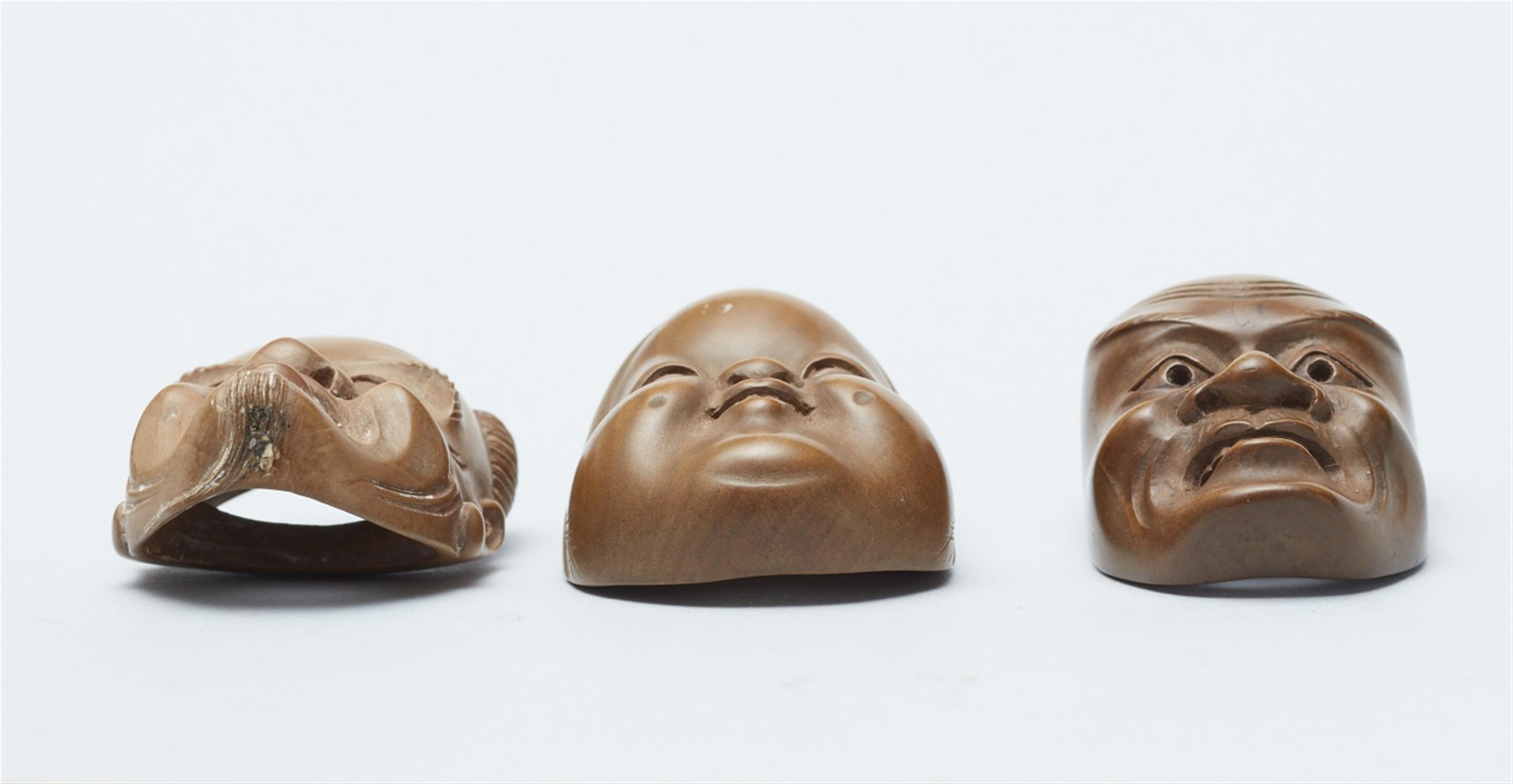 Three boxwood mask netsuke from a set. Around 1900 - image-5