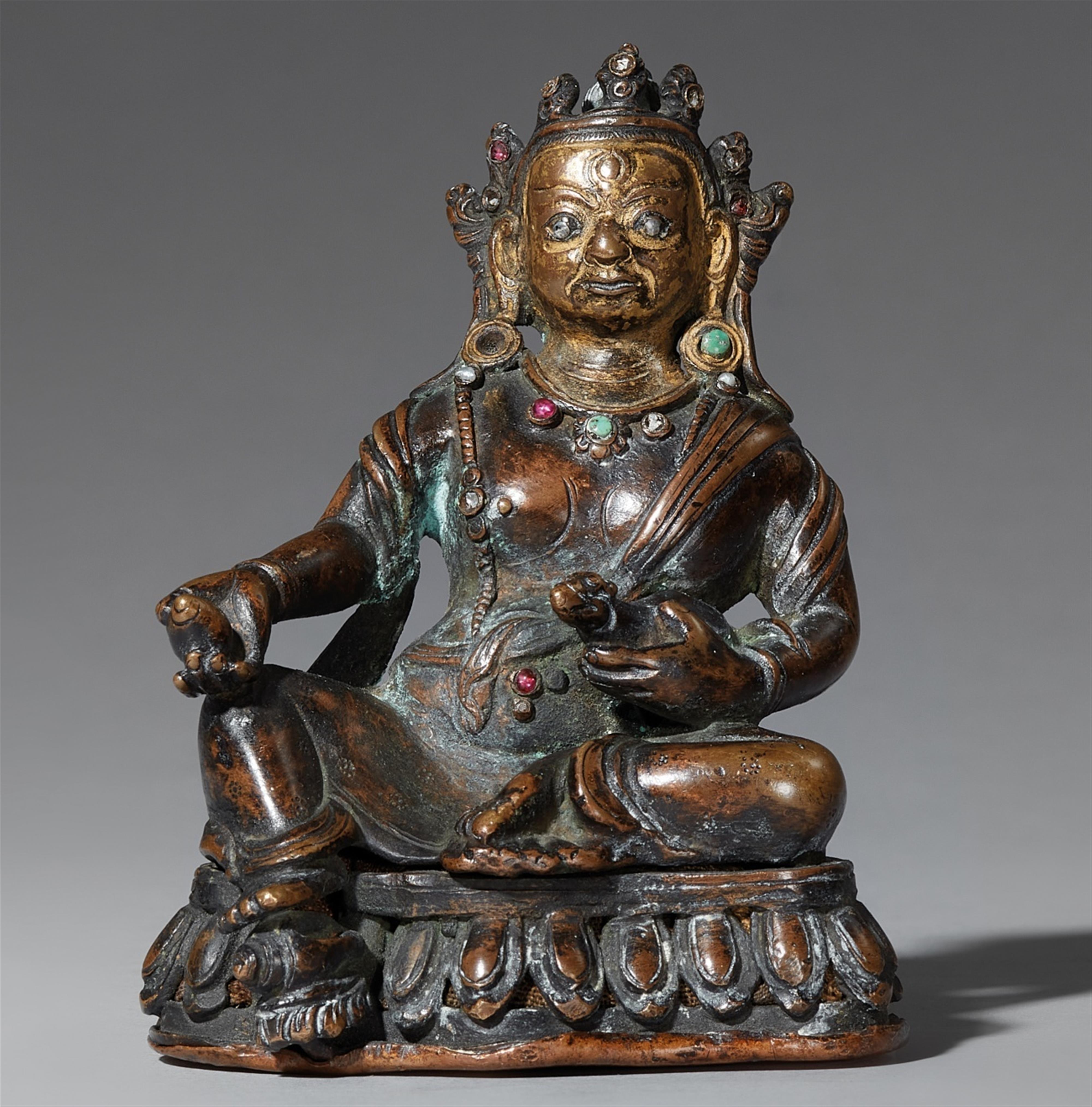 Jambhala. Dunkle Bronze mit Silbereinlagen. Tibet oder Nepal. 17./18. Jh. - image-1