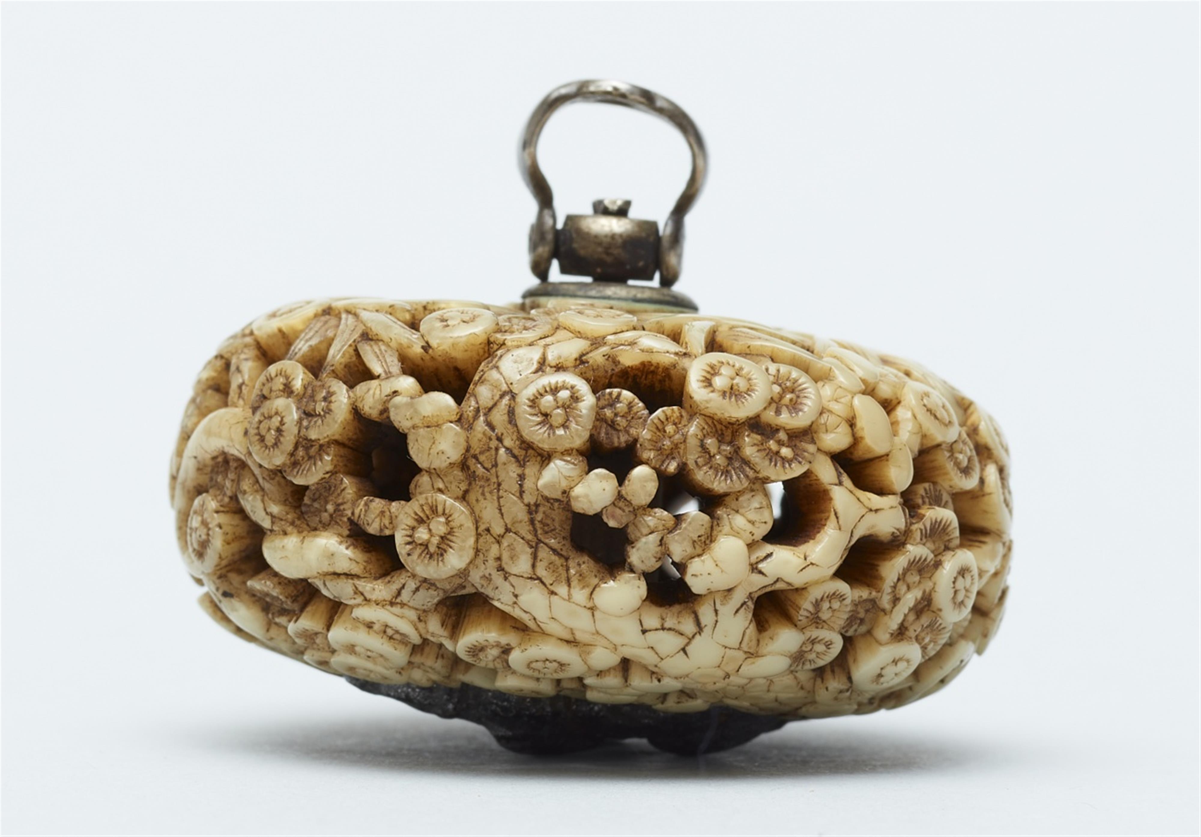 A walrus tusk ryusa manju netsuke. Second half 19th century - image-4