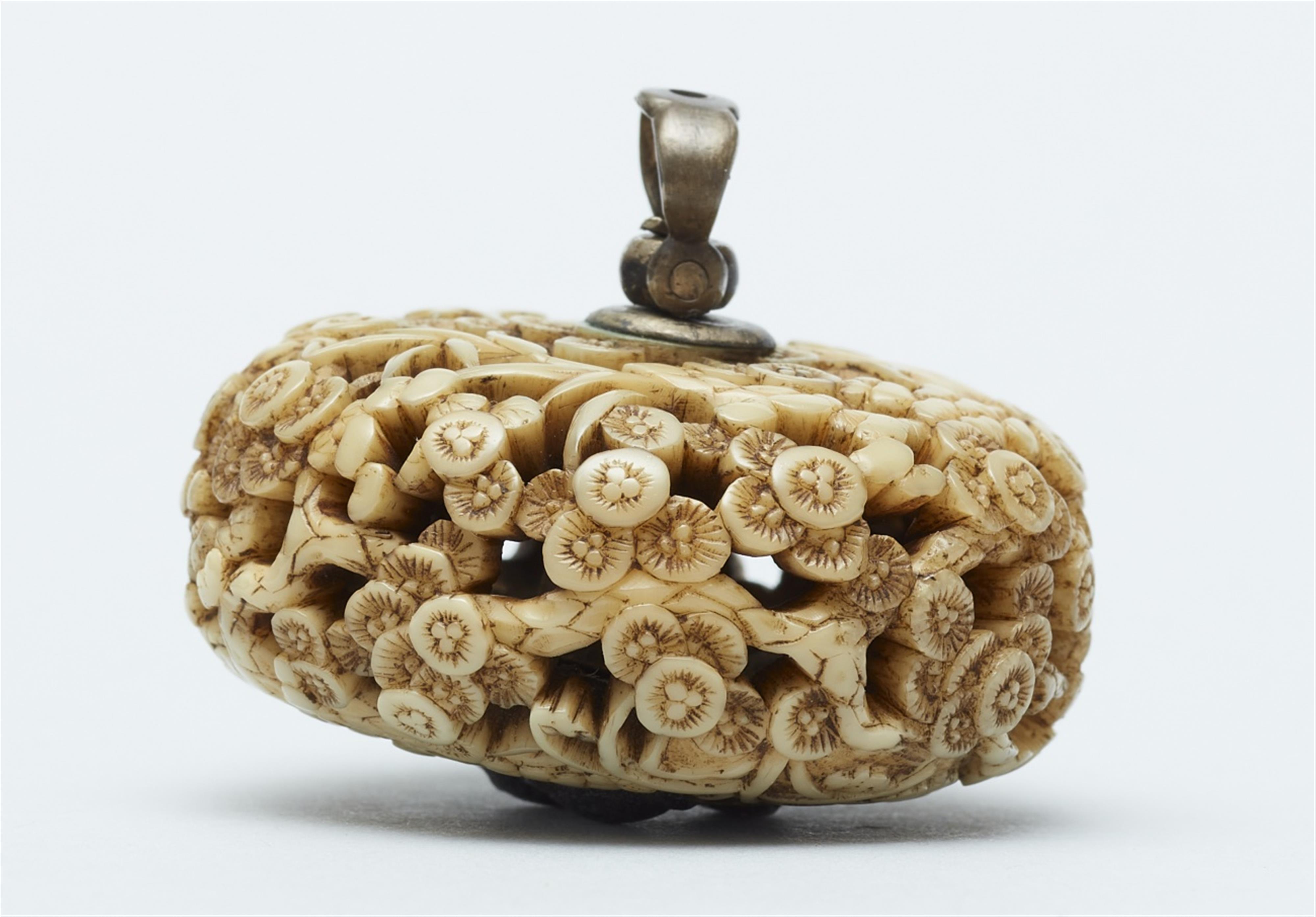 A walrus tusk ryusa manju netsuke. 2. Hälfte19th century - image-5