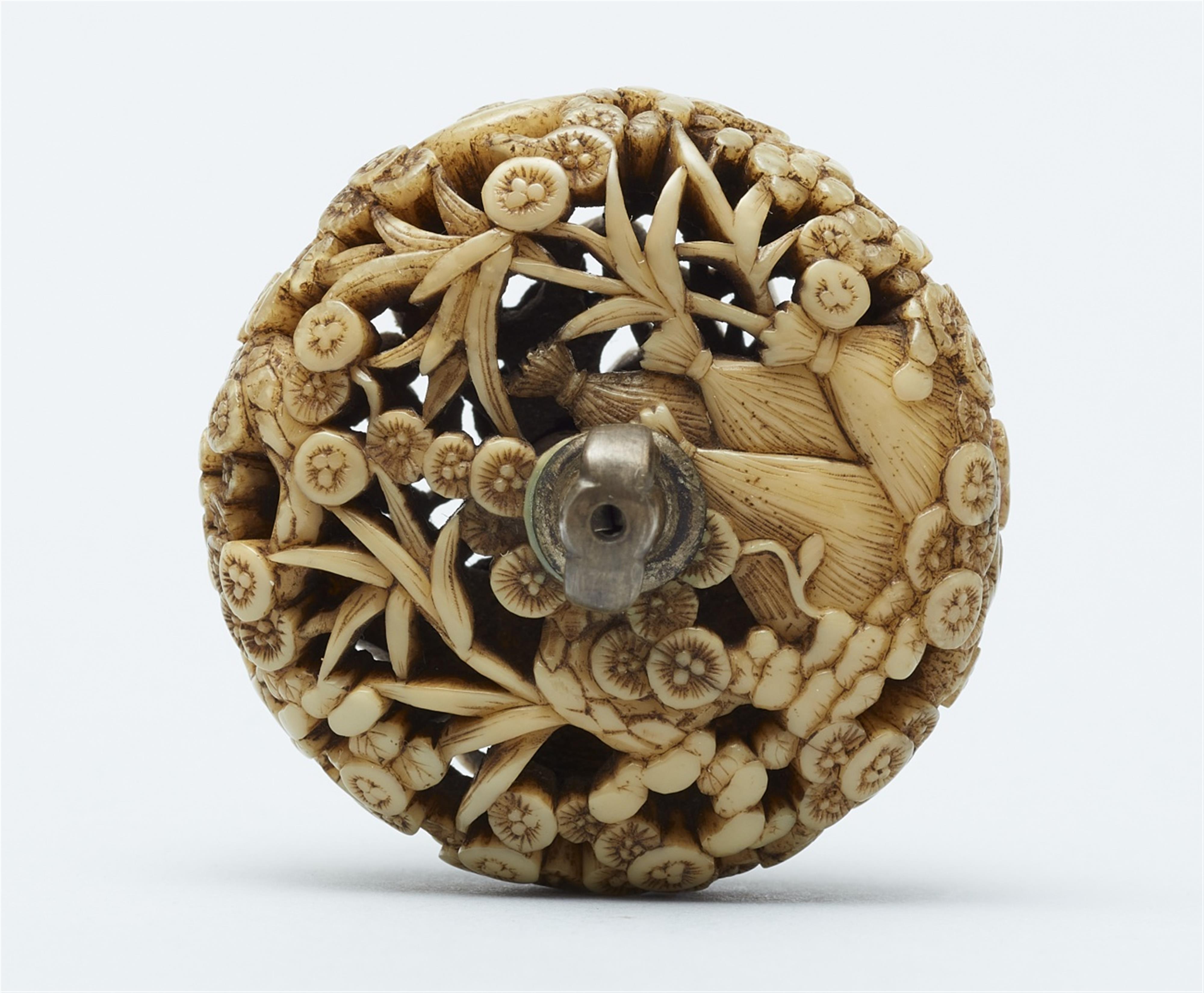 A walrus tusk ryusa manju netsuke. 2. Hälfte19th century - image-6