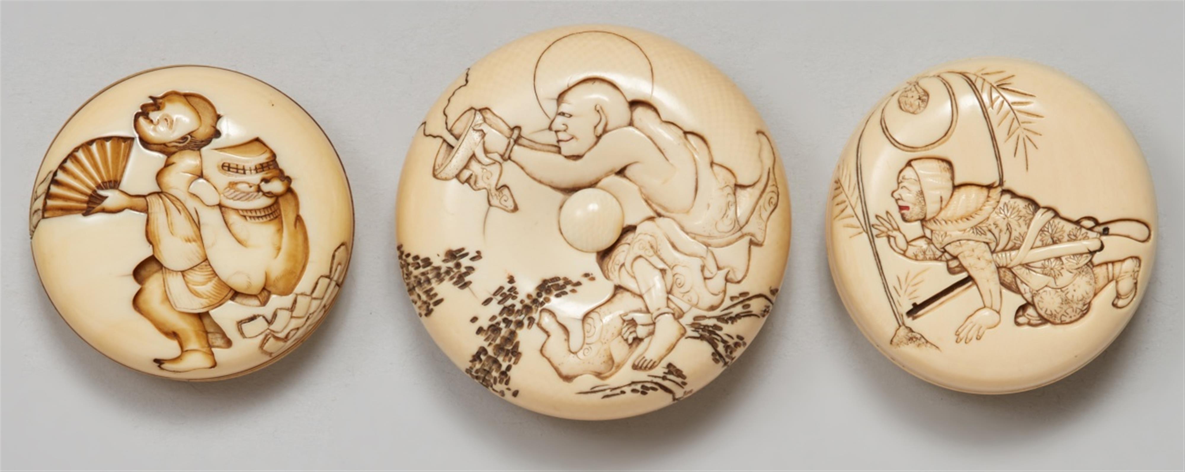 Three ivory manju netsuke. 19th century - image-1