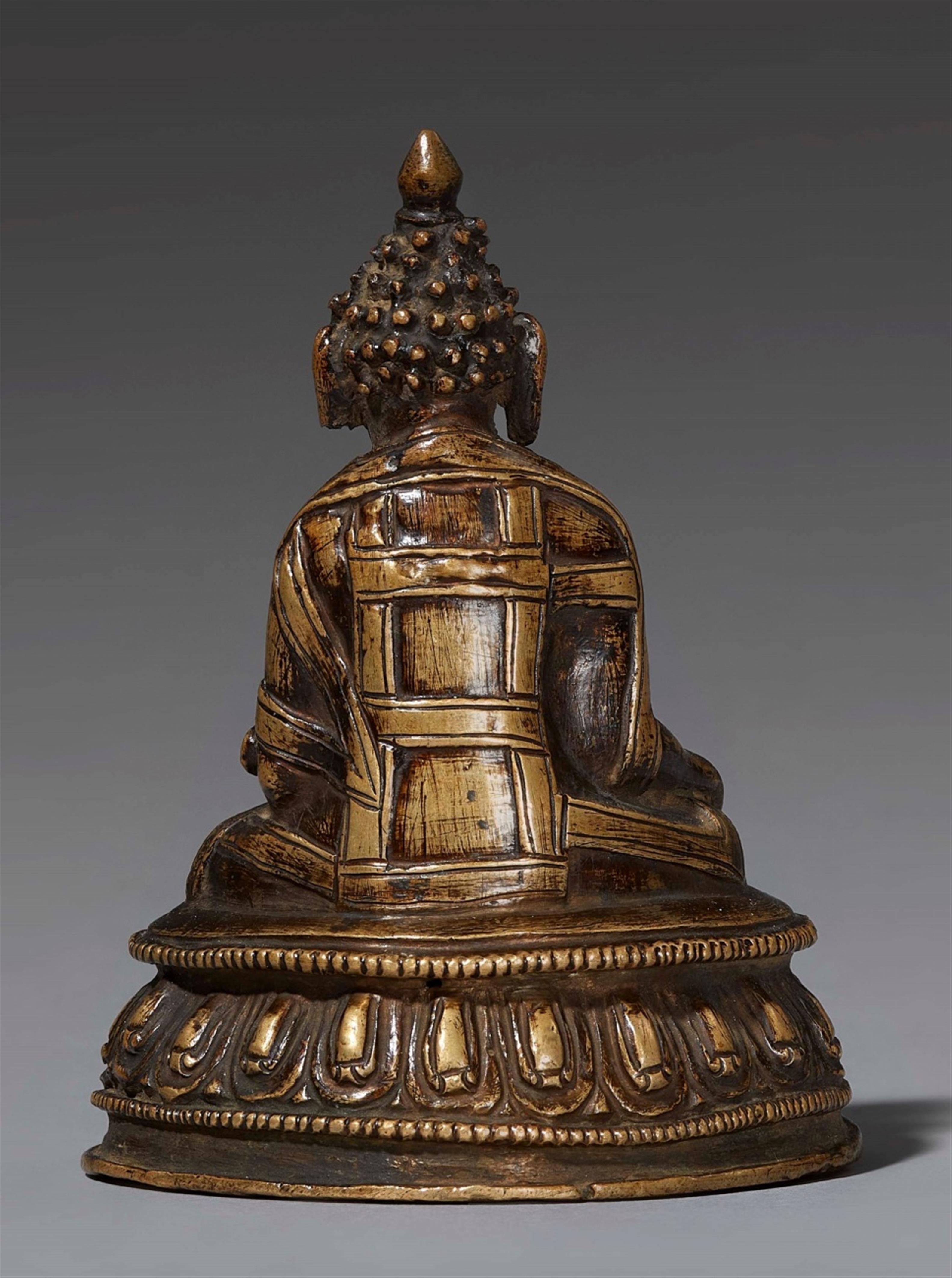 A charming Tibetan bronze figure of Buddha Shakyamuni. 15./16. Jh. - image-2