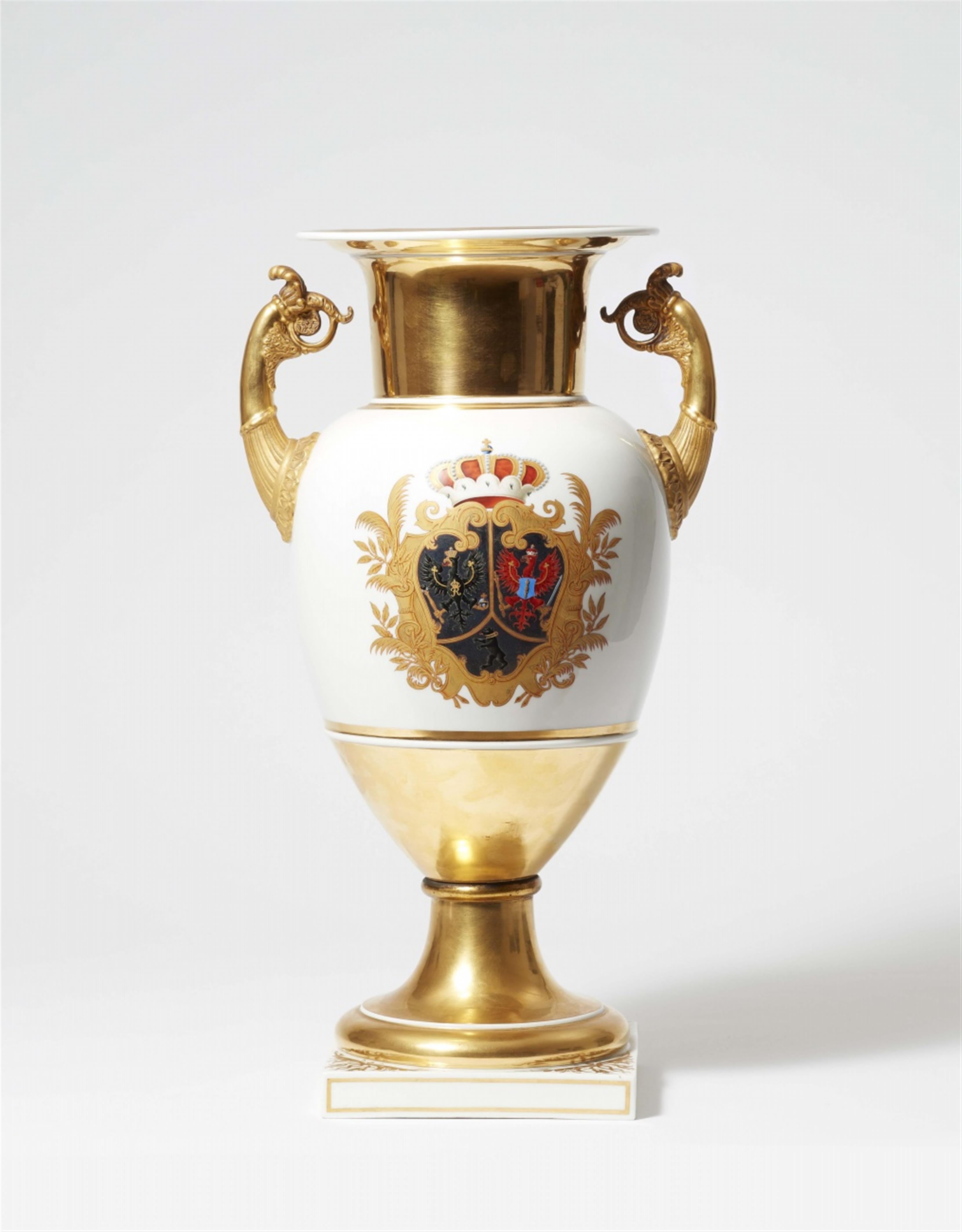 A rare Berlin KPM porcelain vase with a depiction of the homage to Friedrich Wilhelm IV - image-2