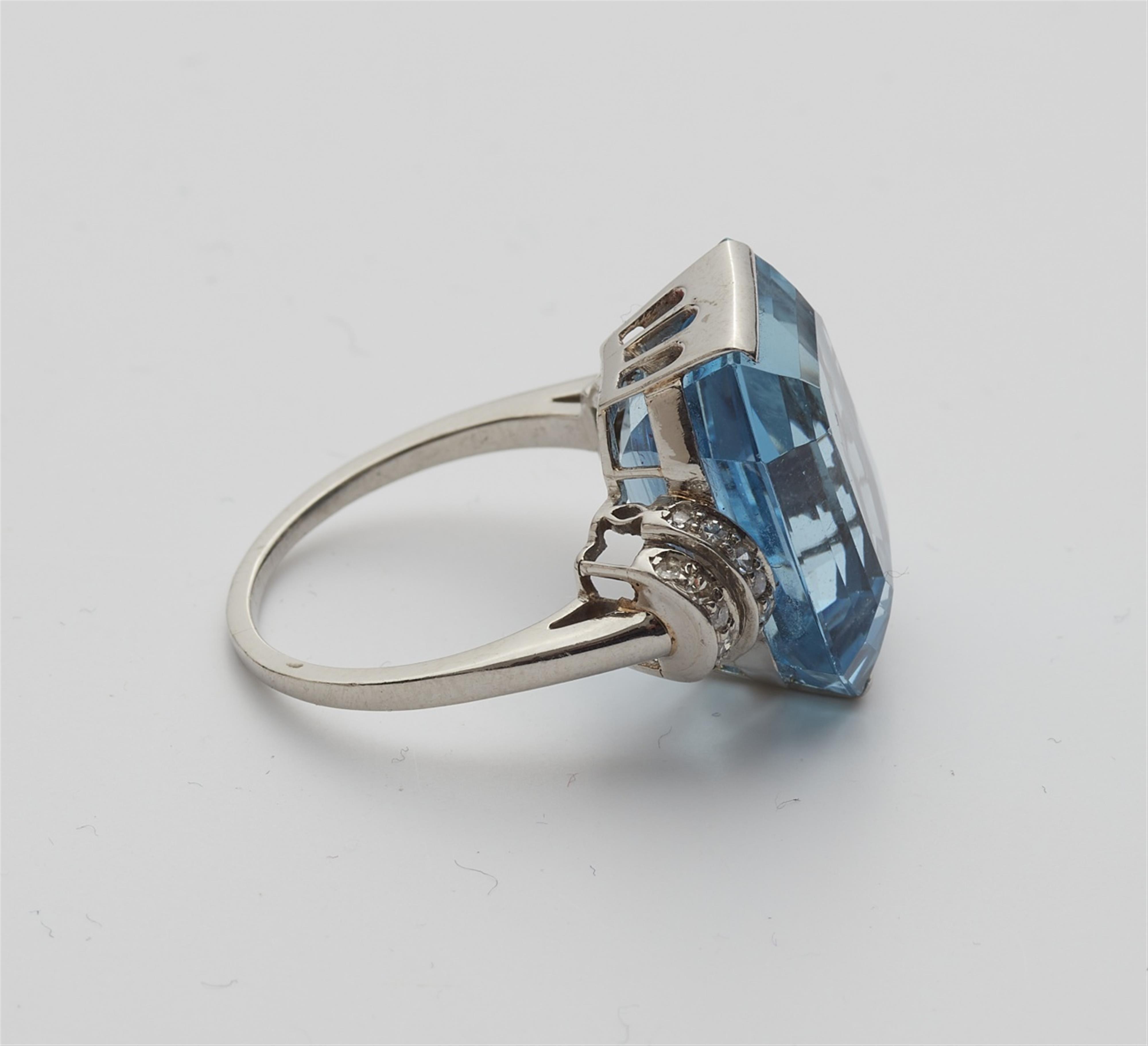 An 18k white gold aquamarine ring - image-4
