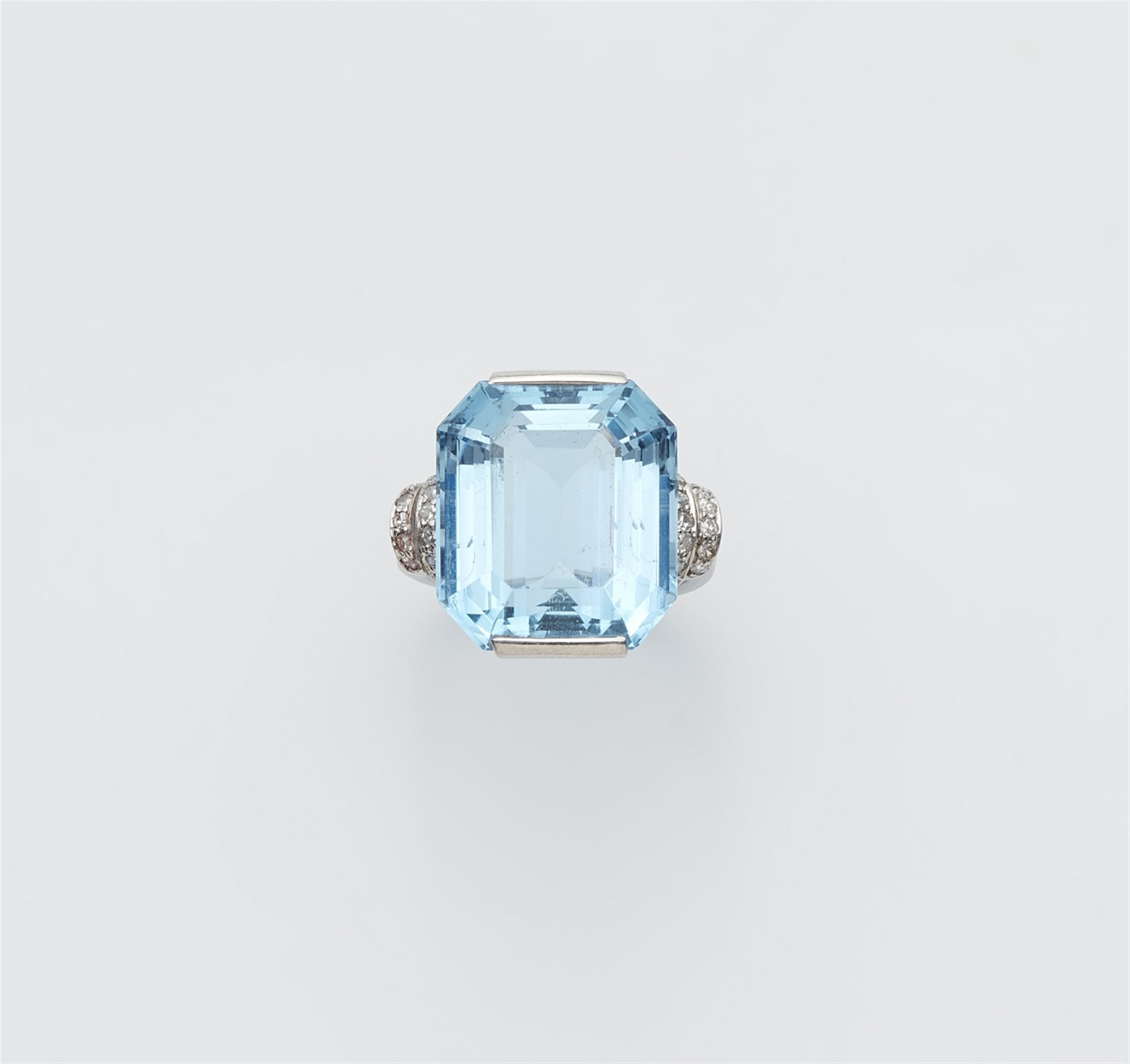 An 18k white gold aquamarine ring - image-1