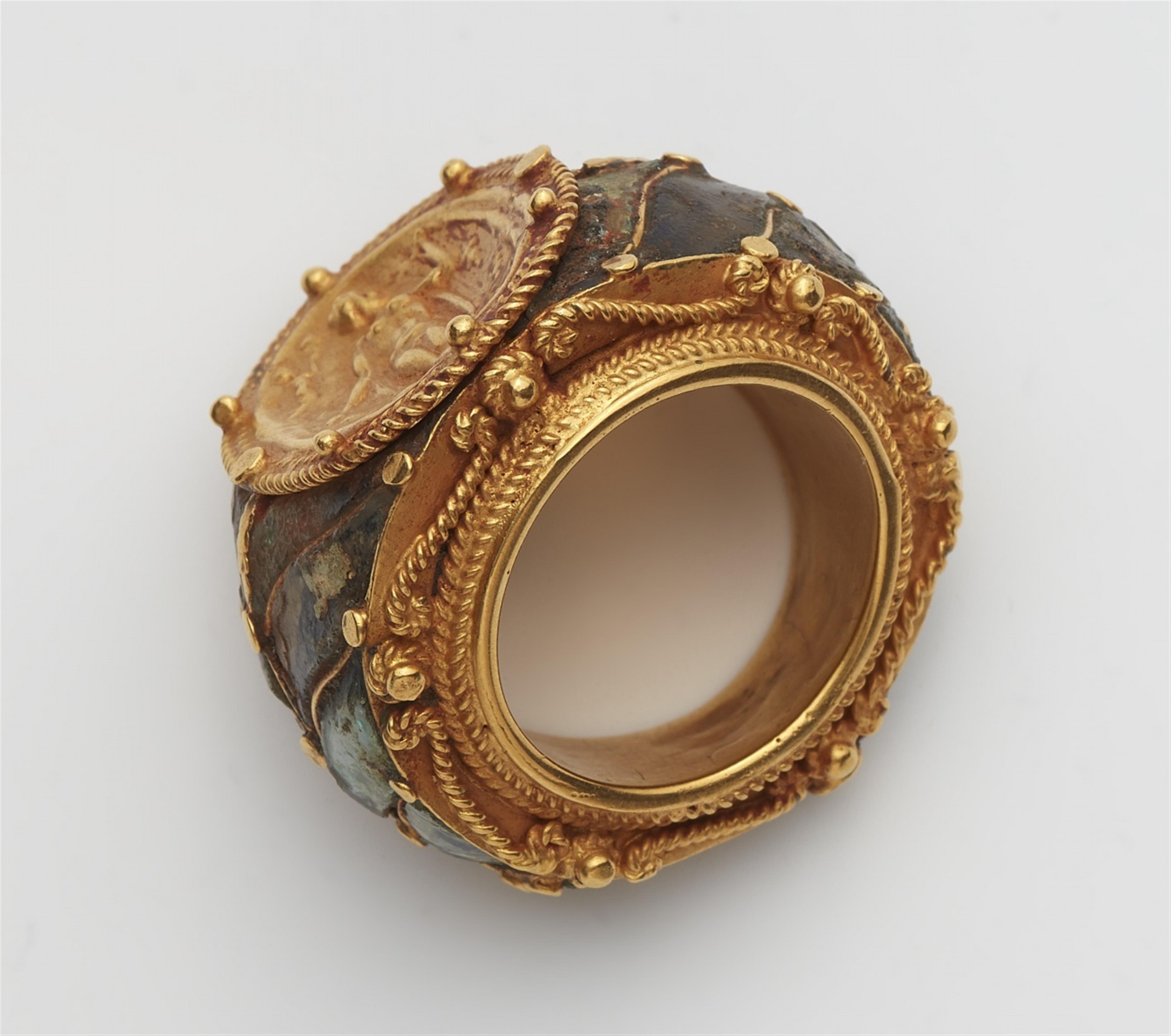 A 22k gold Historicist ring with Roman glass mosaic - image-3