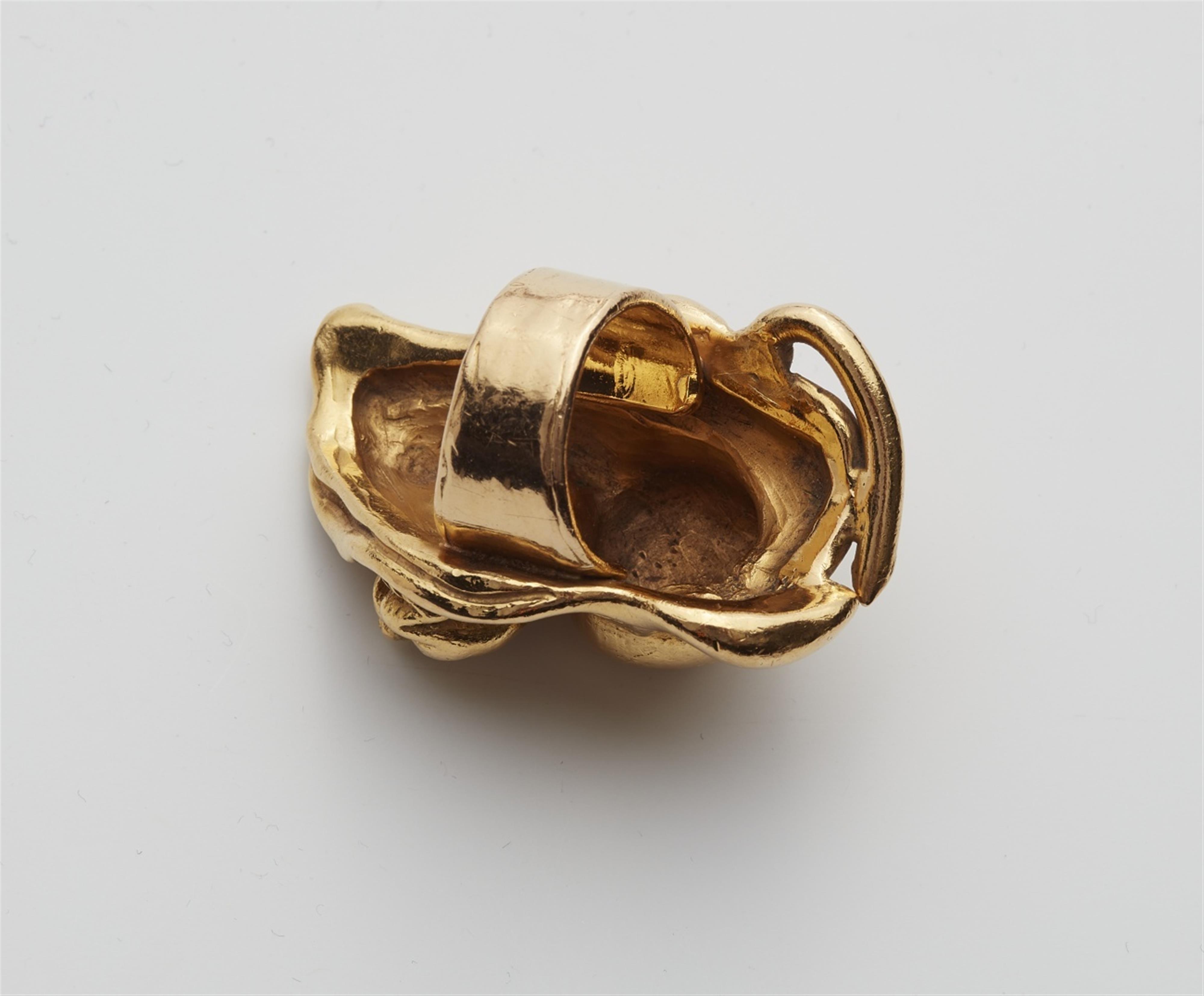 A 22k gold netsuke ring - image-2