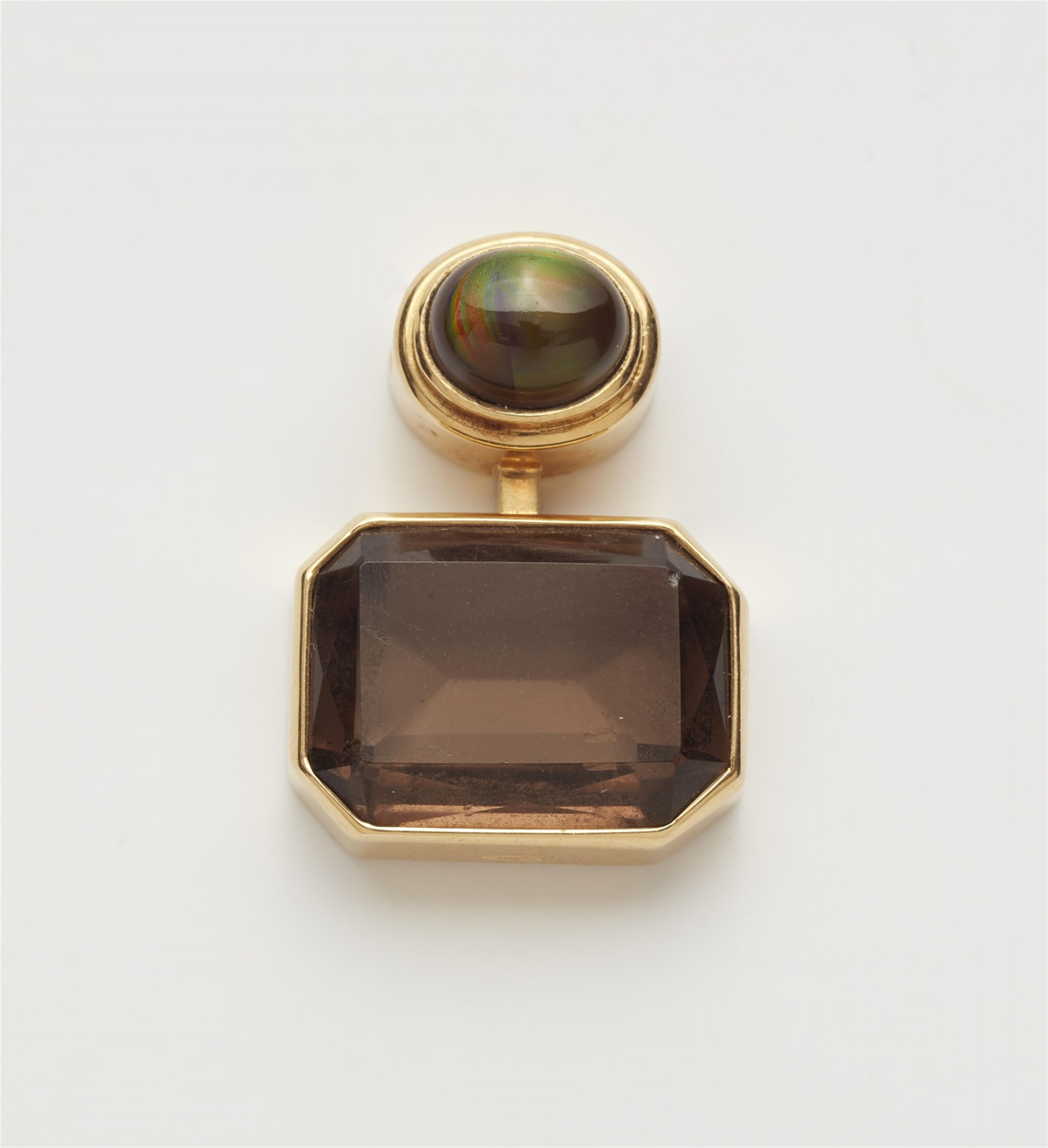 An 18k gold gemstone pendant - image-1