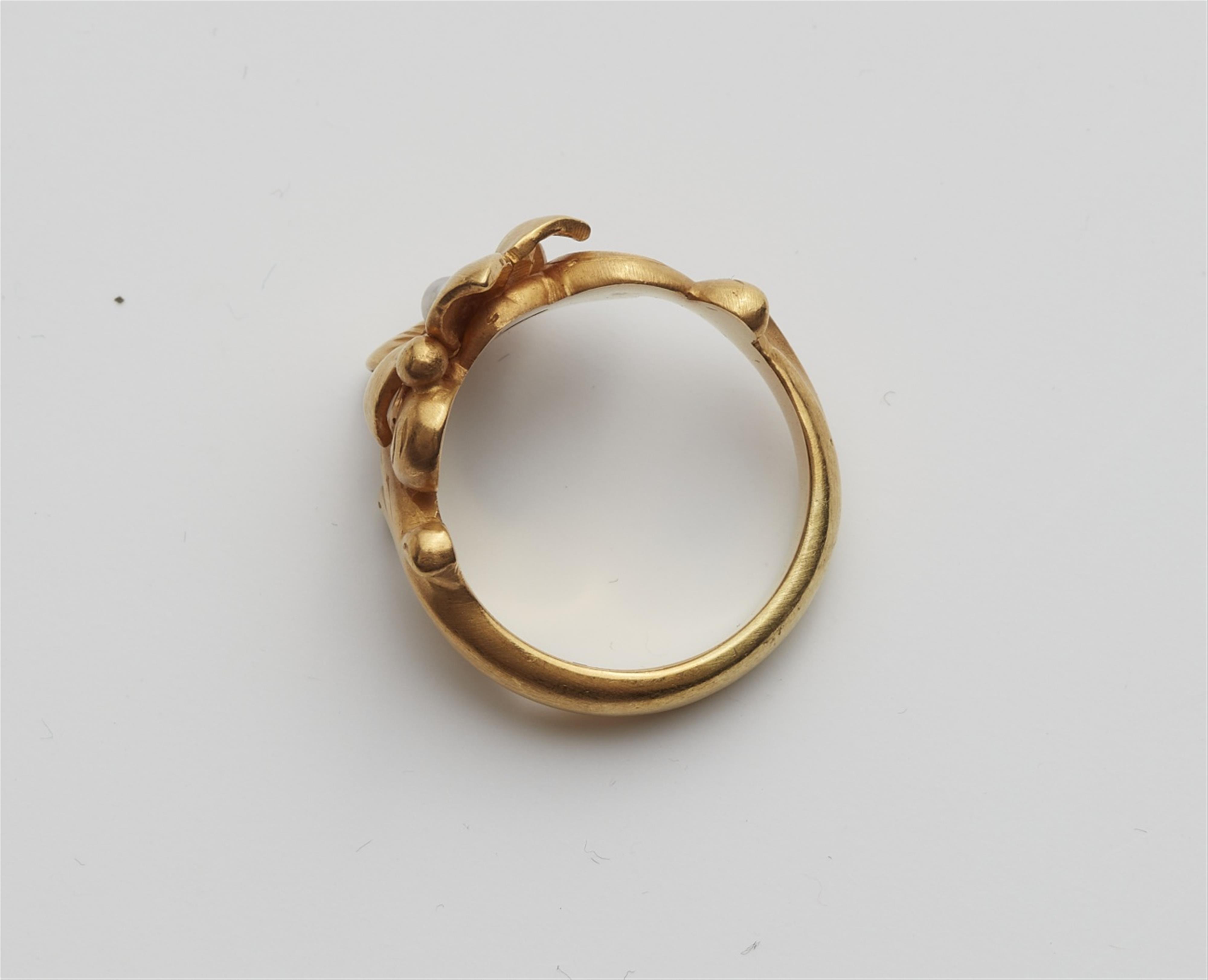 An 18k gold Art Nouveau style ring - image-2