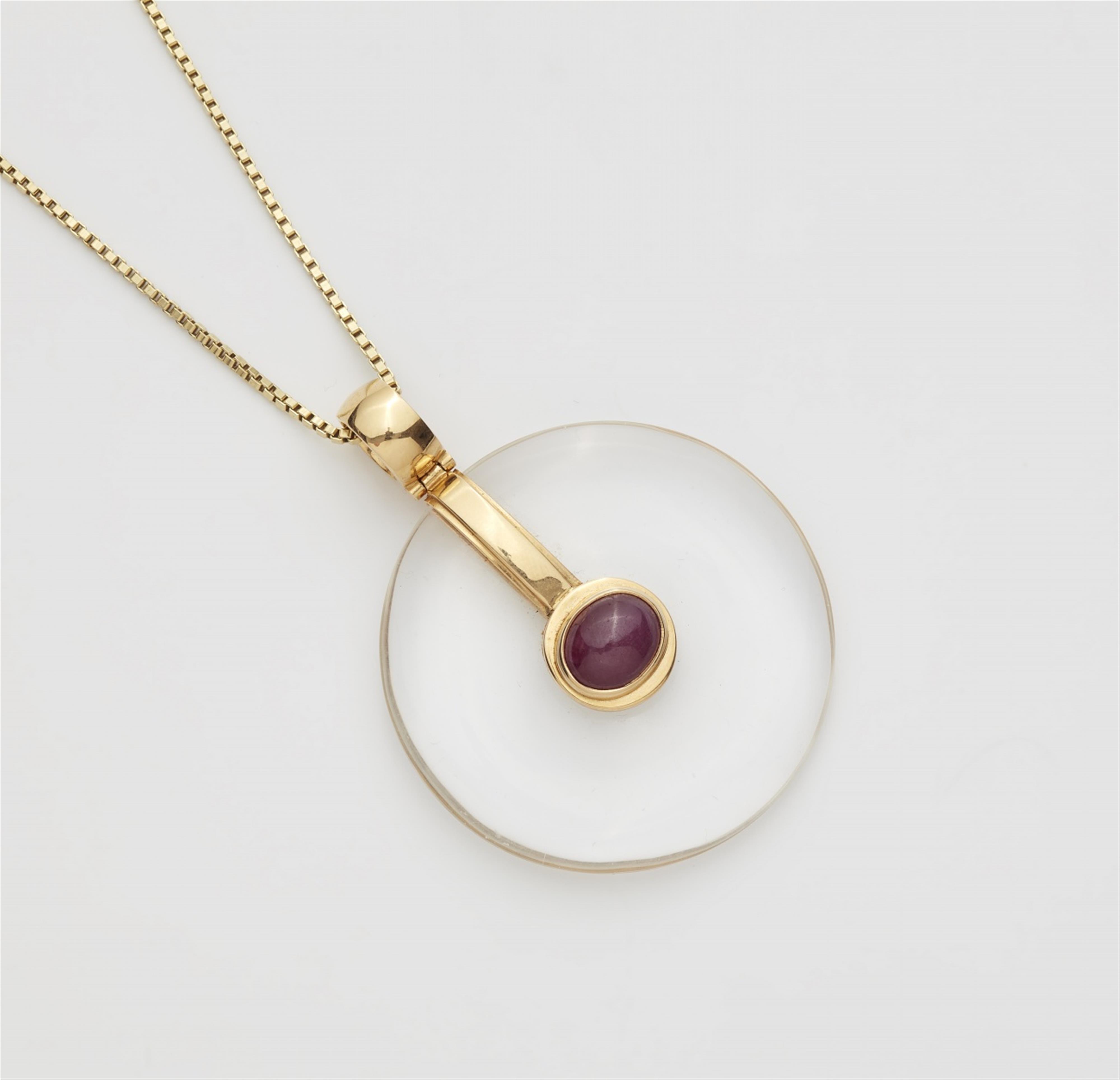 An 18k gold ruby and quartz pendant necklace - image-1