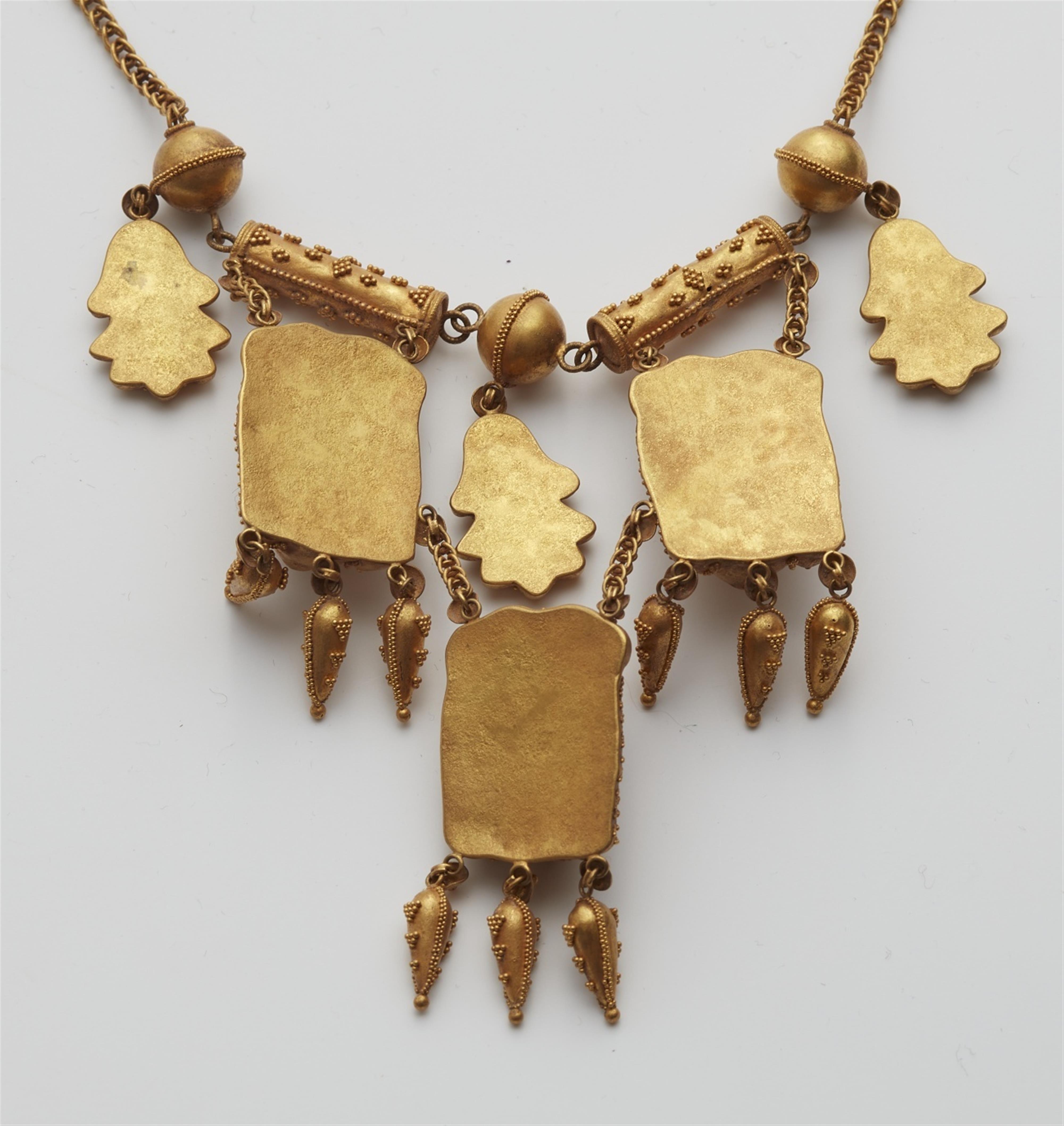 A 22k gold Etruscan style necklace - image-2
