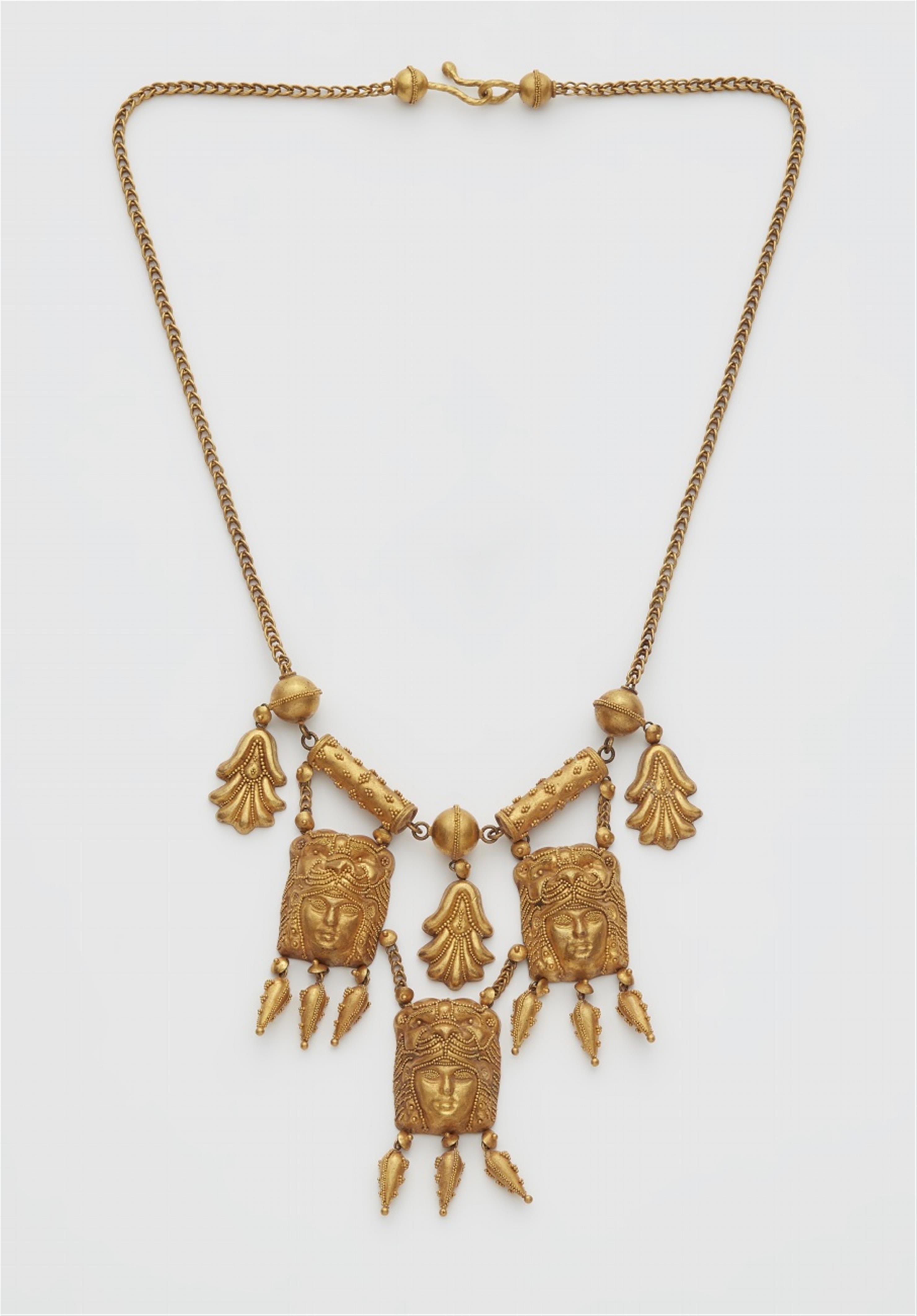 A 22k gold Etruscan style necklace - image-1