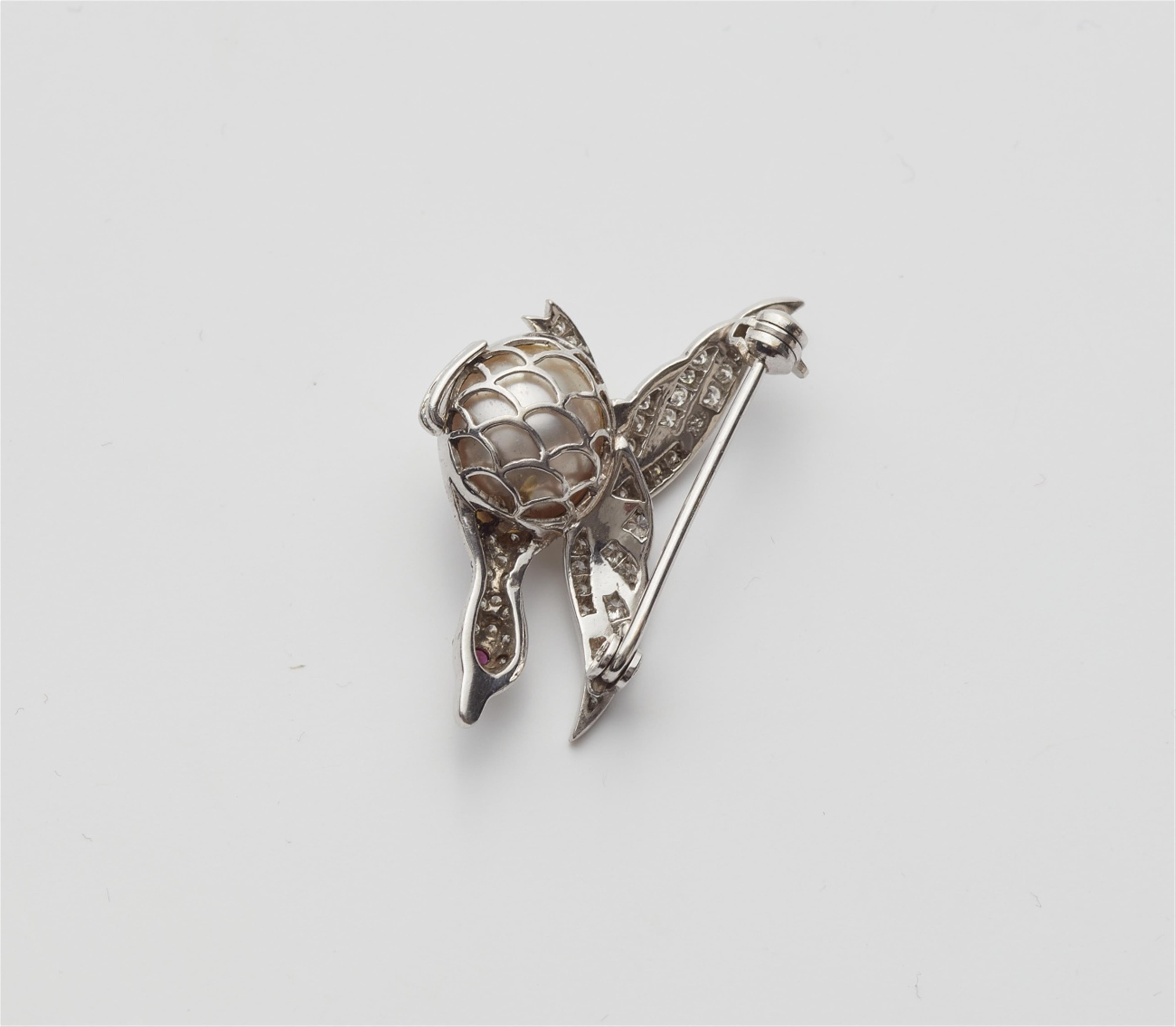 A miniature pearl brooch - image-2