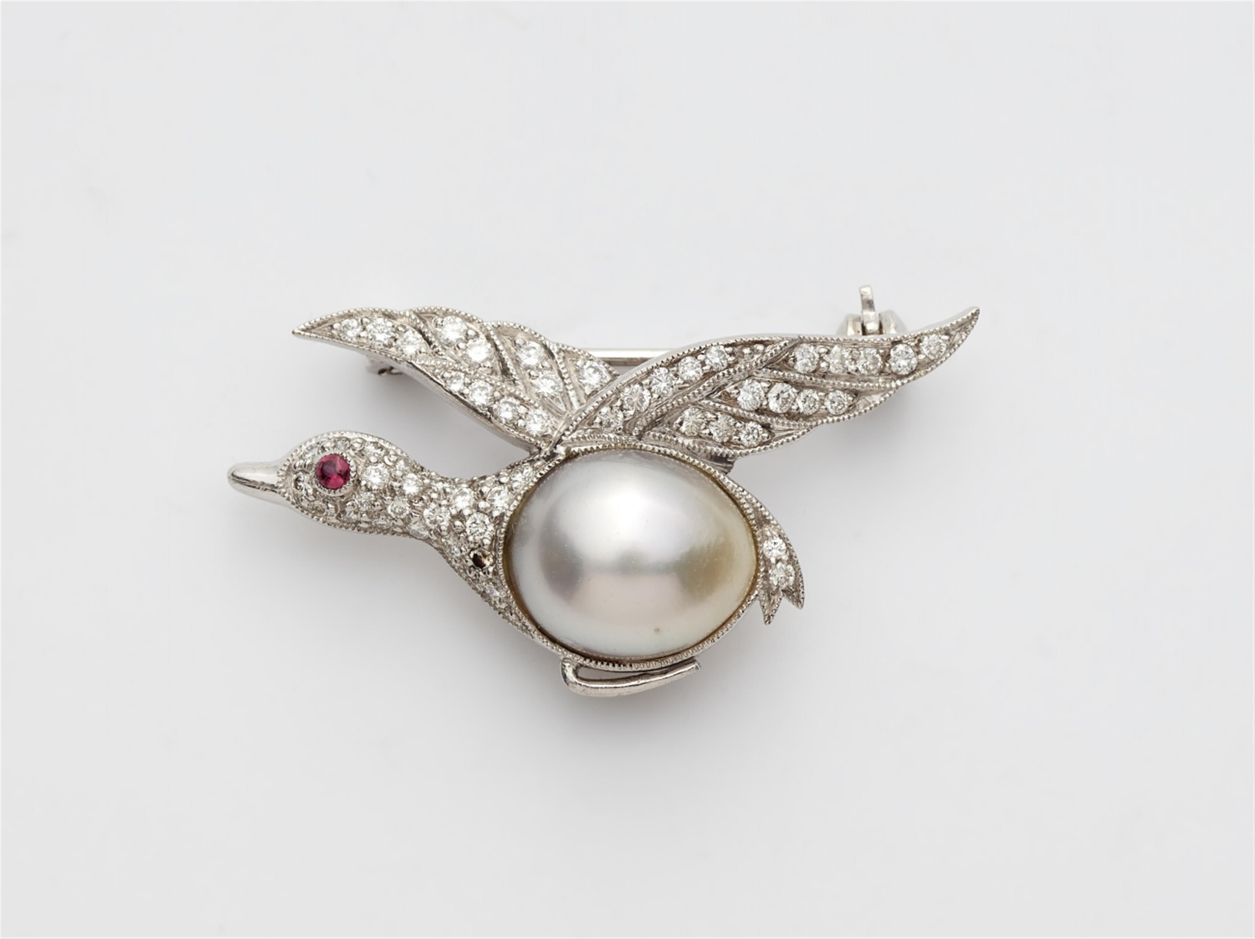 A miniature pearl brooch - image-1