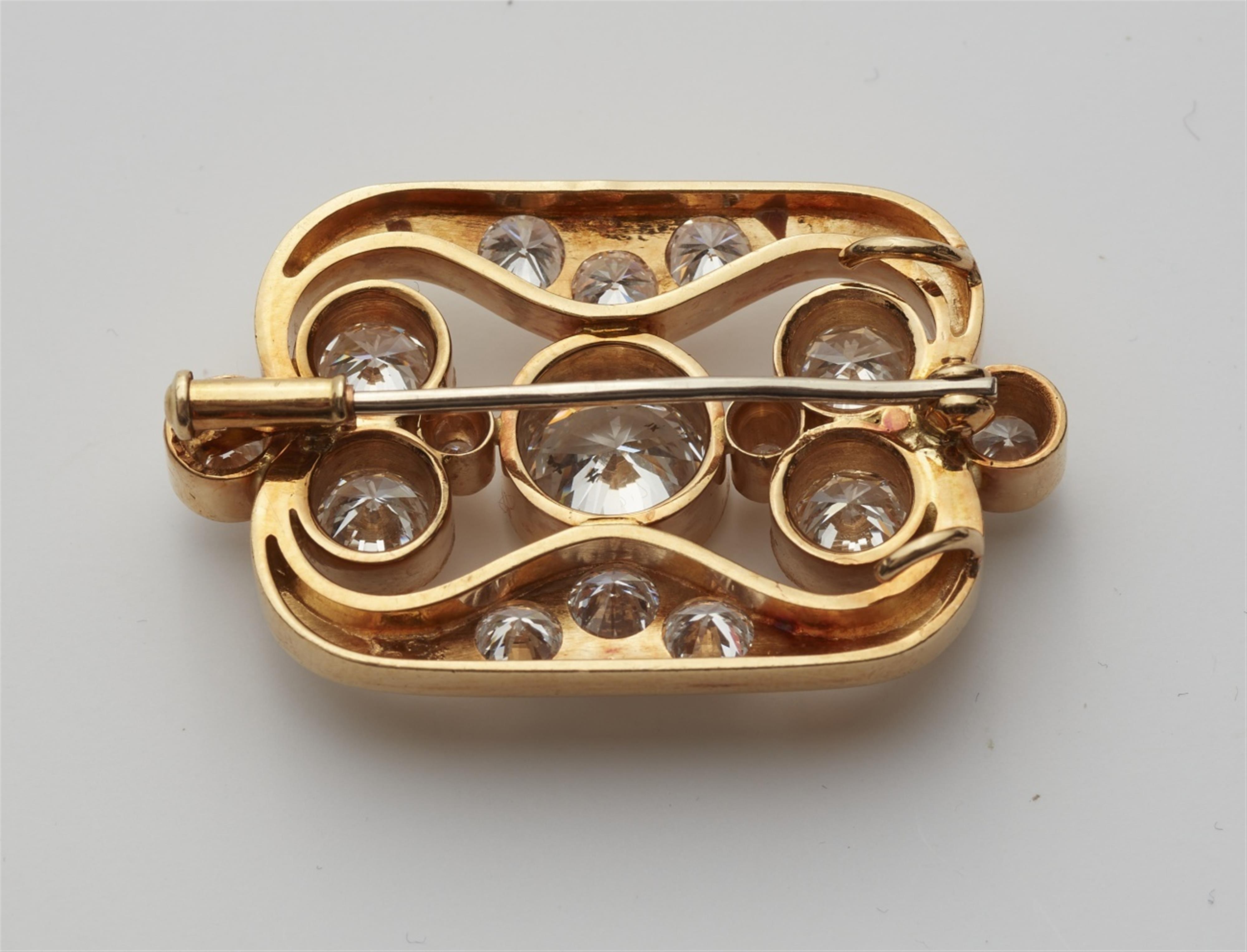 A small 18k gold diamond brooch - image-3