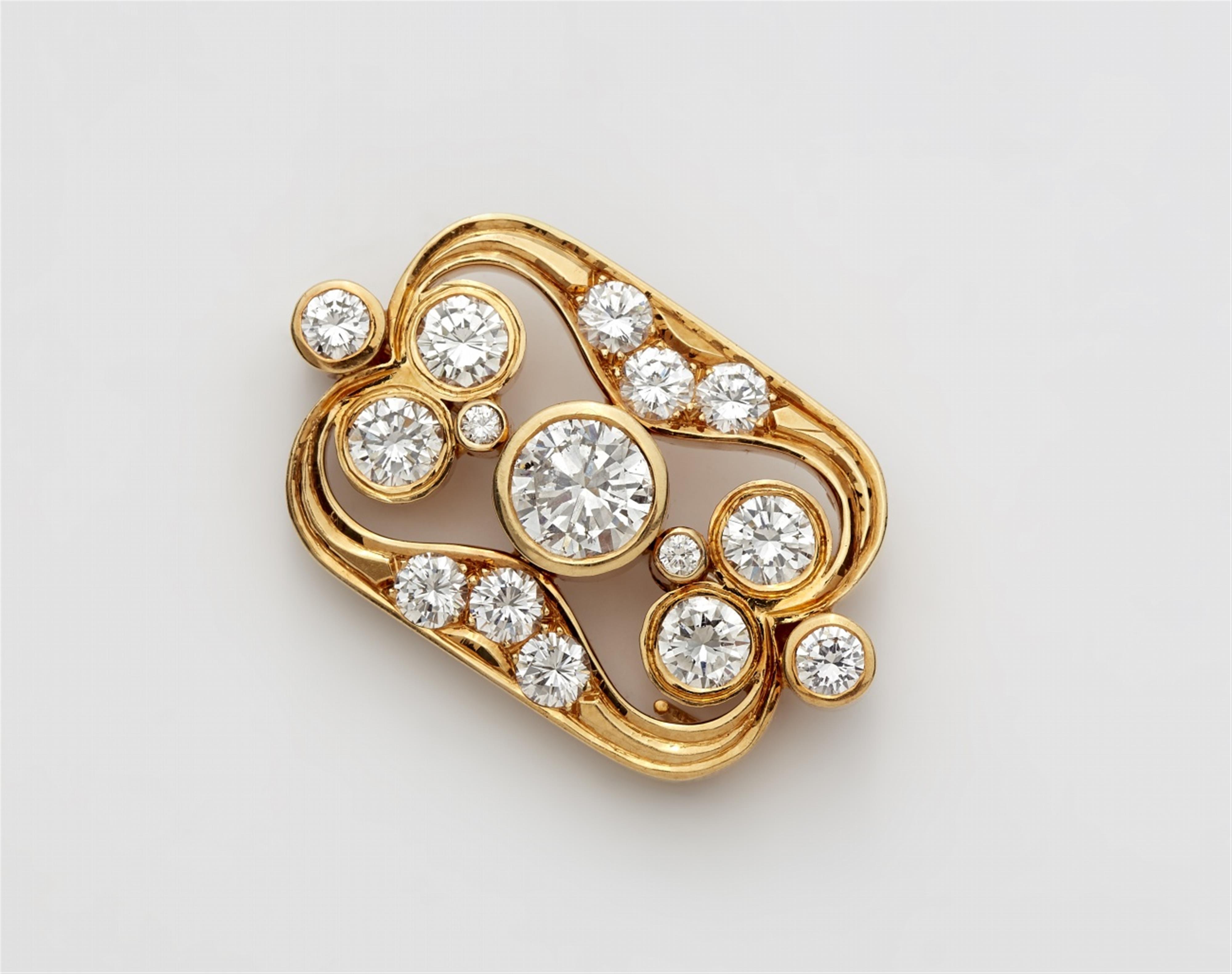 A small 18k gold diamond brooch - image-1