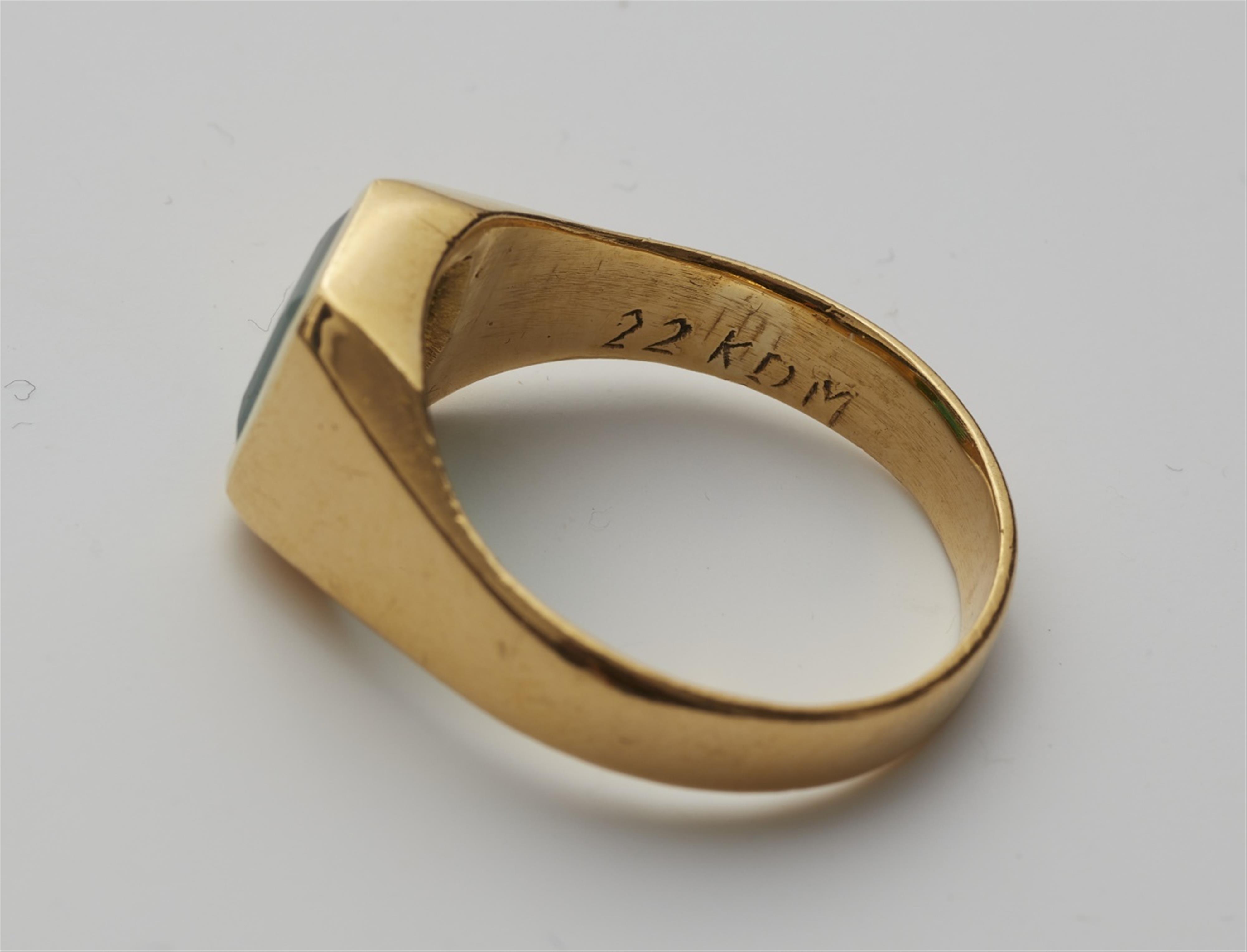A gentlemen's 22k gold emerald ring - image-3