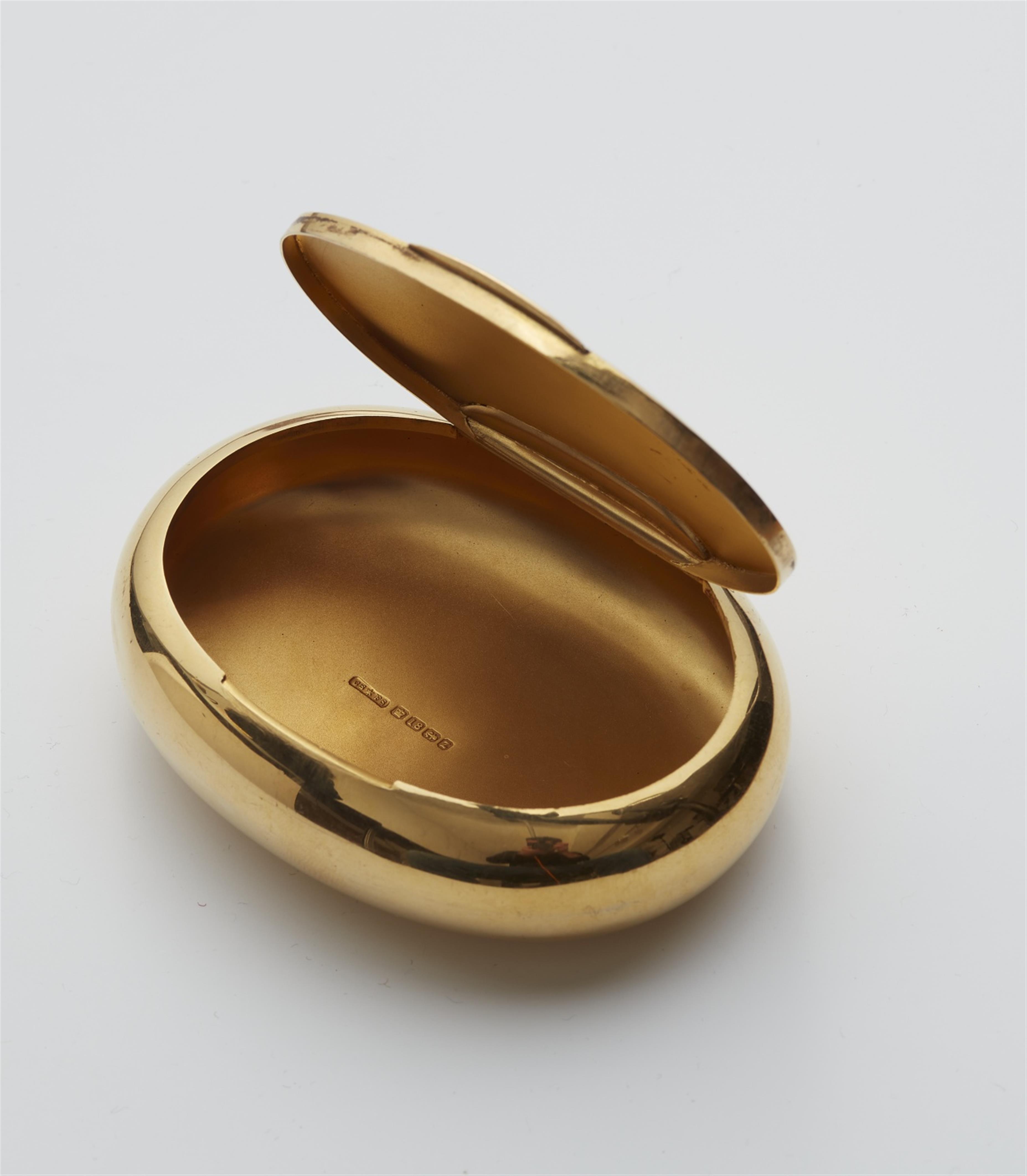 An 18k gold snuff box with an enamelled crest - image-2
