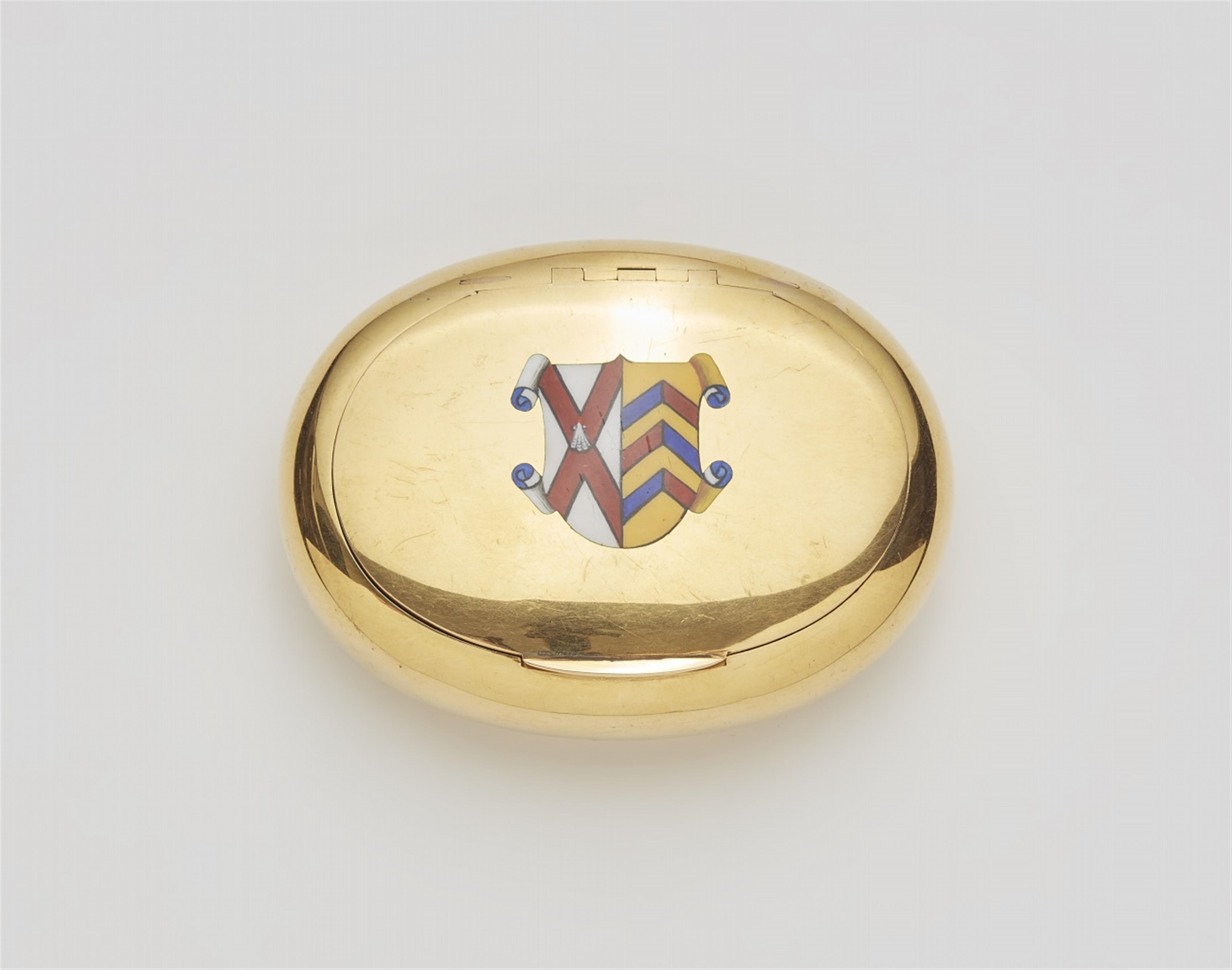 An 18k gold snuff box with an enamelled crest - image-1