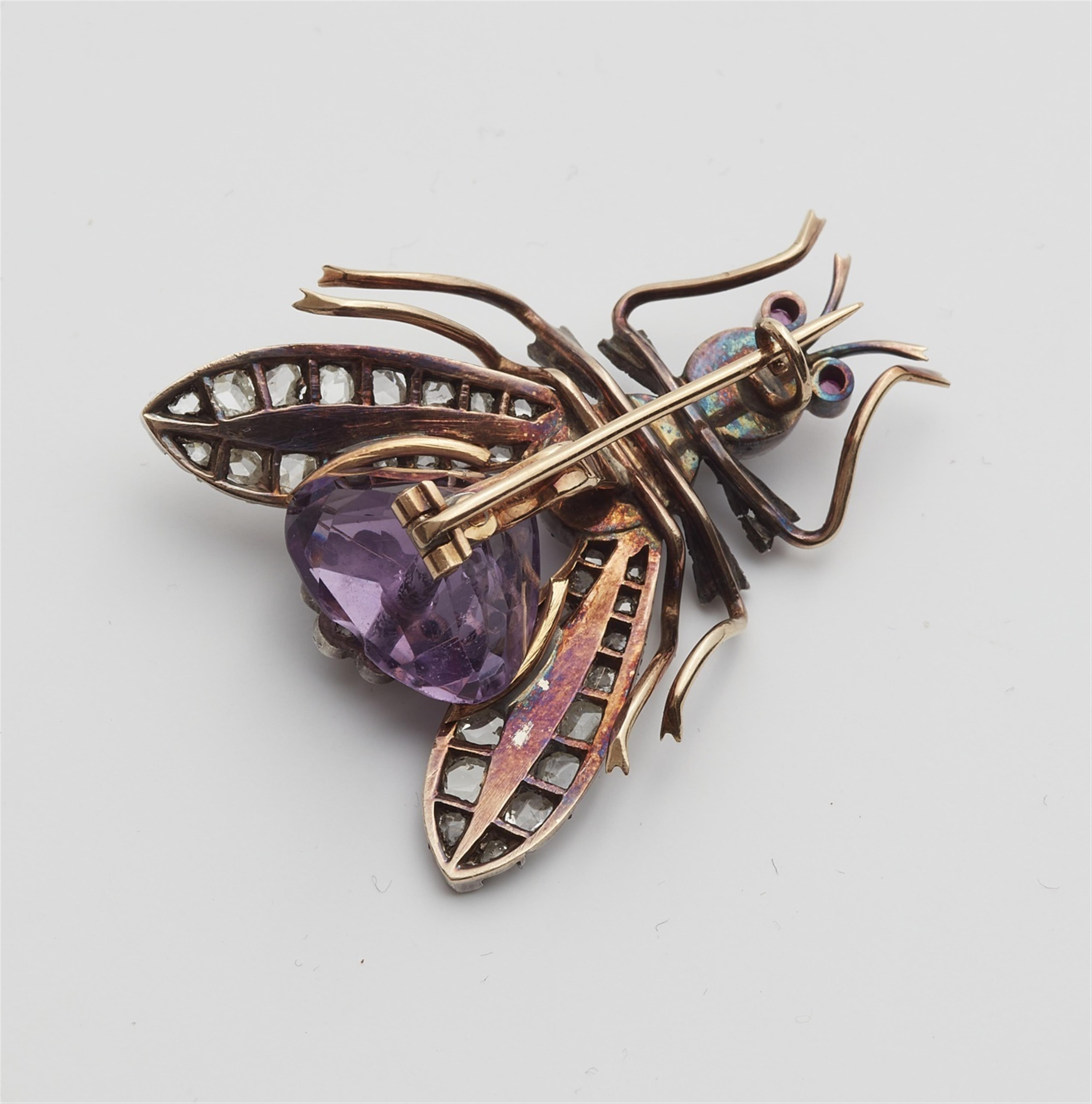 A Victorian 14k gold insect brooch - image-2