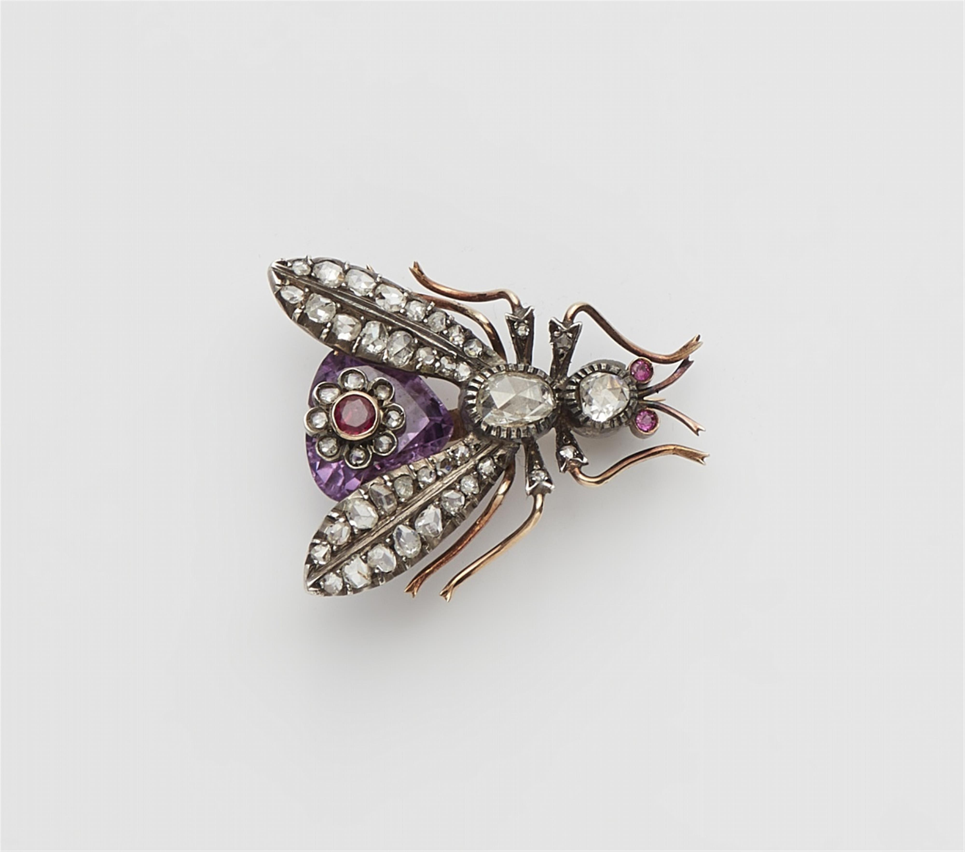A Victorian 14k gold insect brooch - image-1