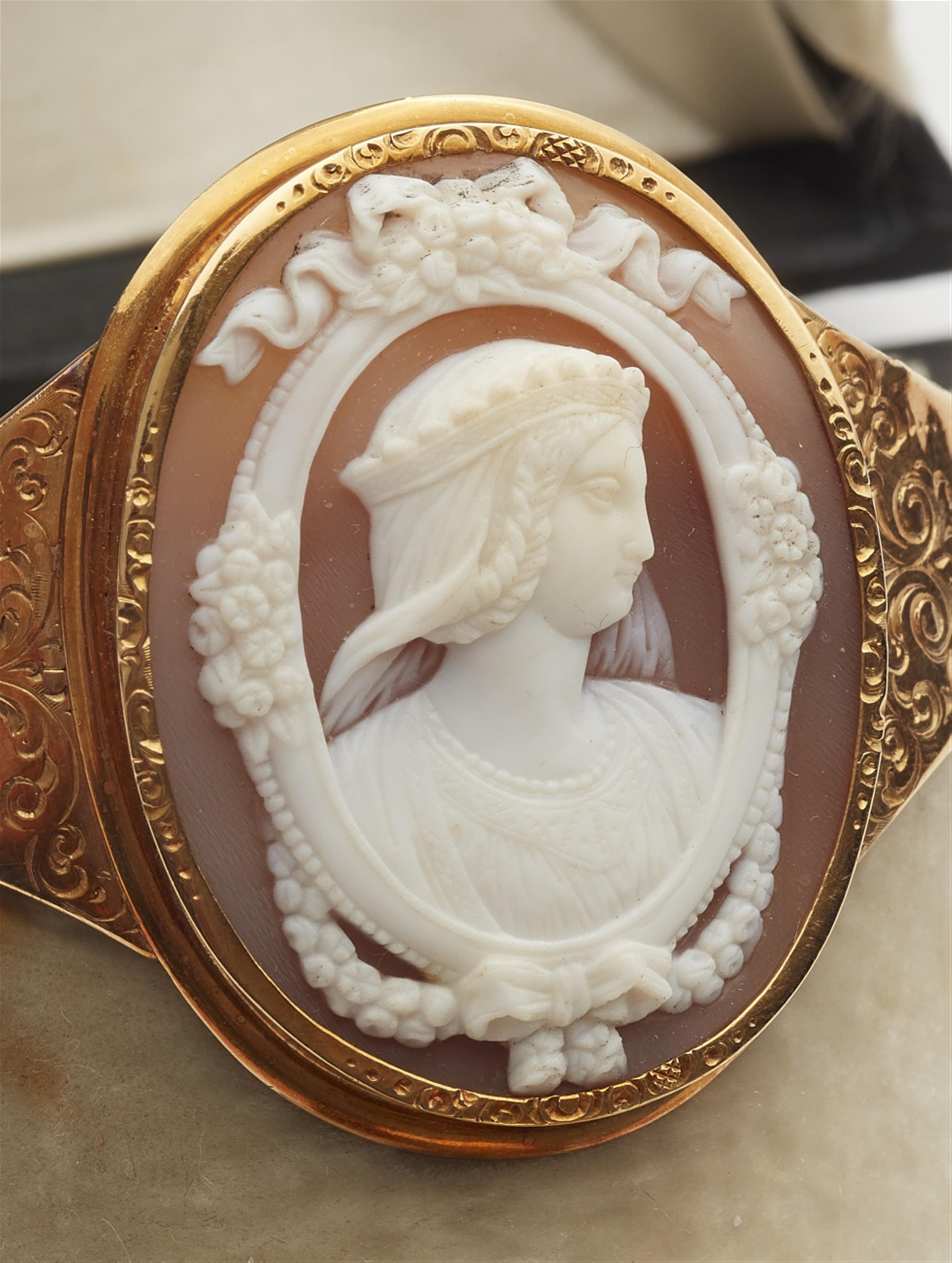 A Louis Philippe 18k gold cameo garniture - image-2