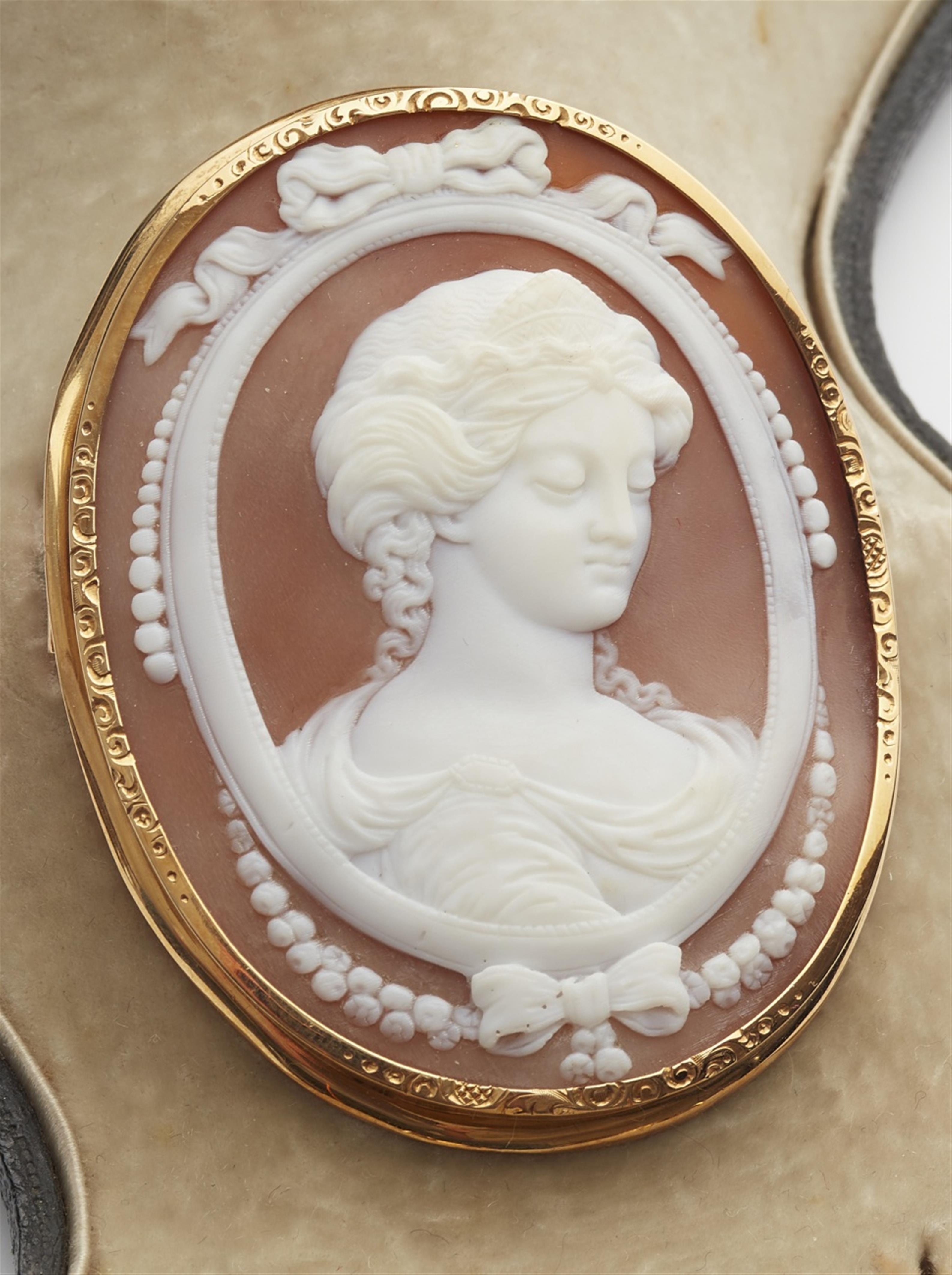 A Louis Philippe 18k gold cameo garniture - image-3