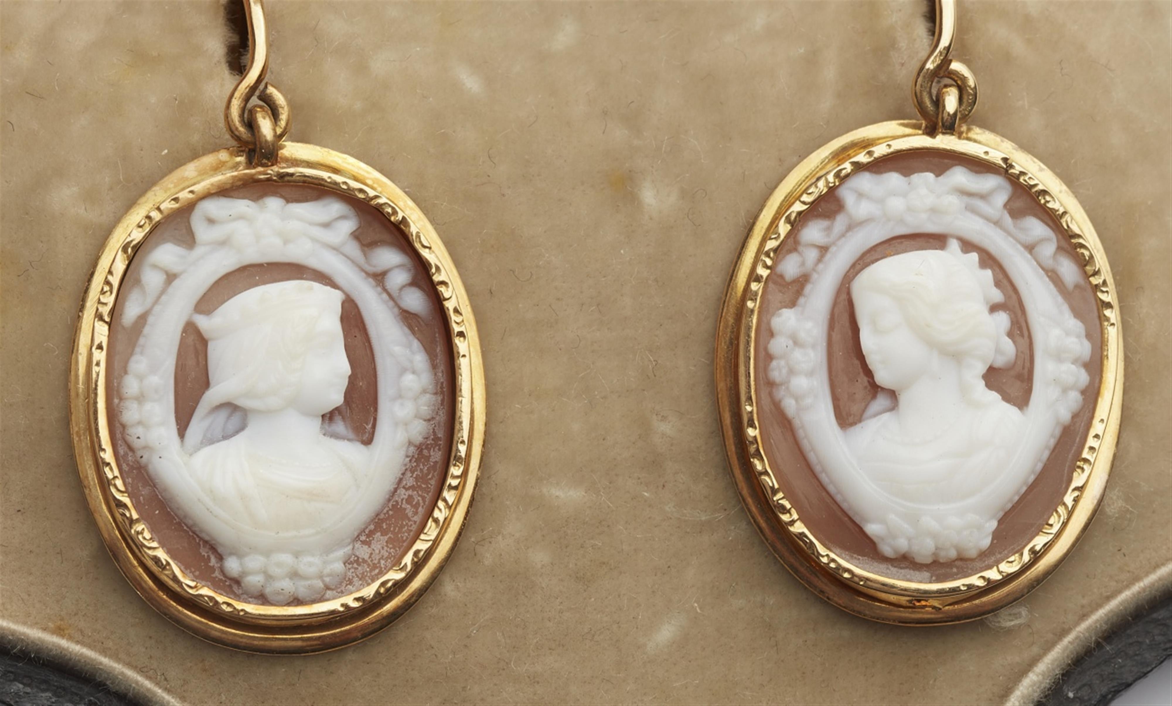 A Louis Philippe 18k gold cameo garniture - image-4