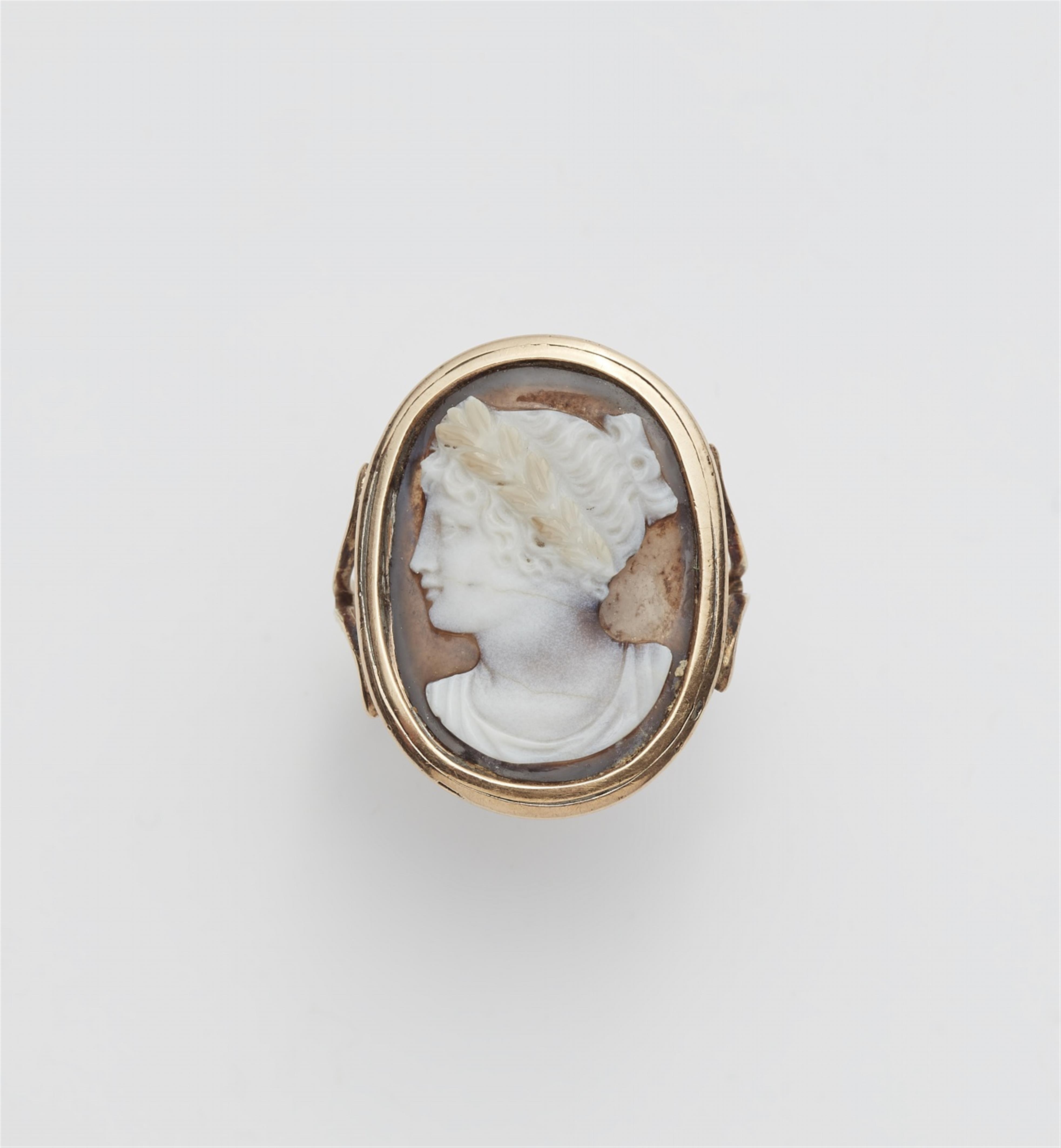 A 14k gold ring with a Neoclassical cameo - image-1