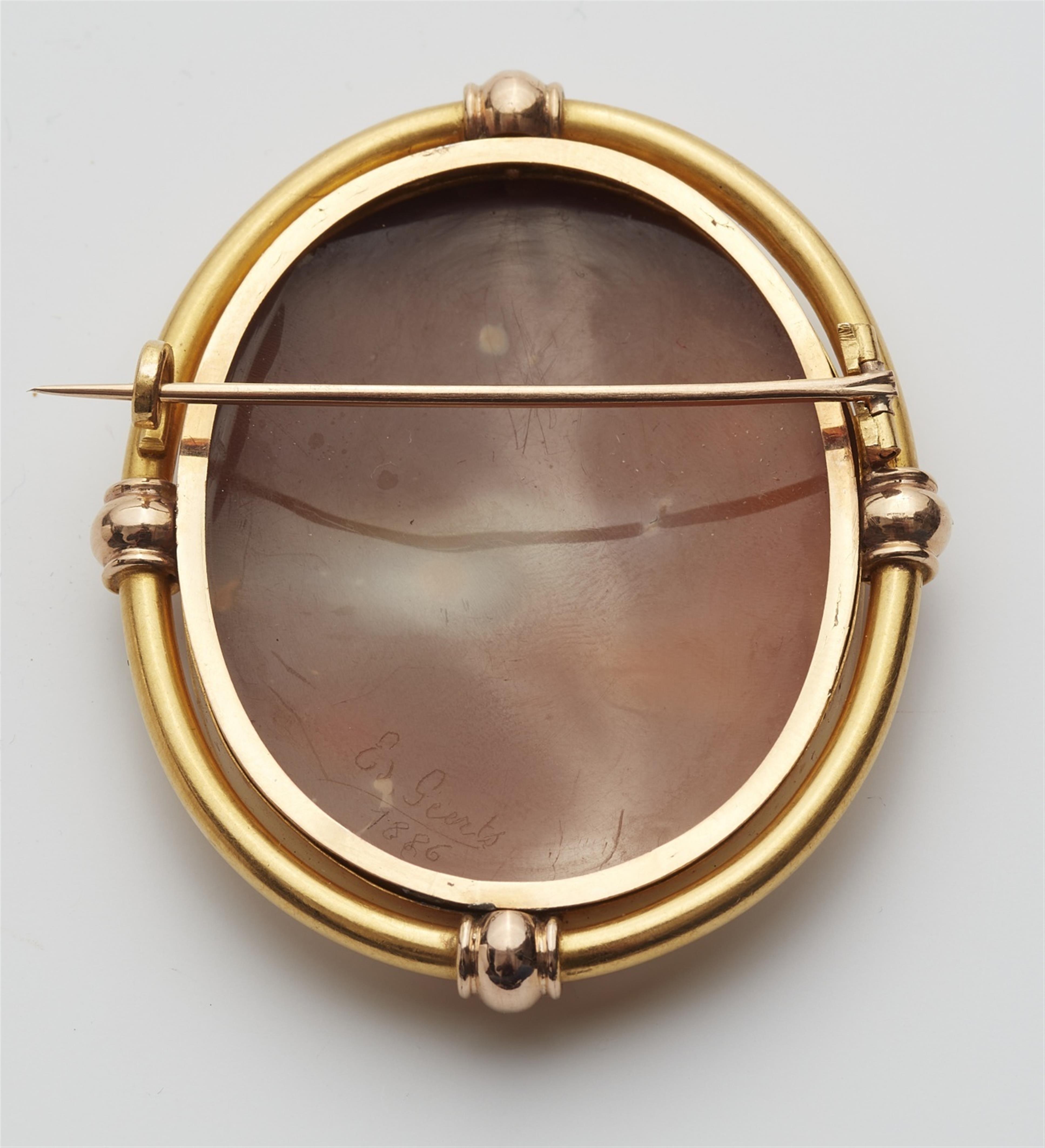 A 14k gold brooch with a sardonyx cameo - image-2