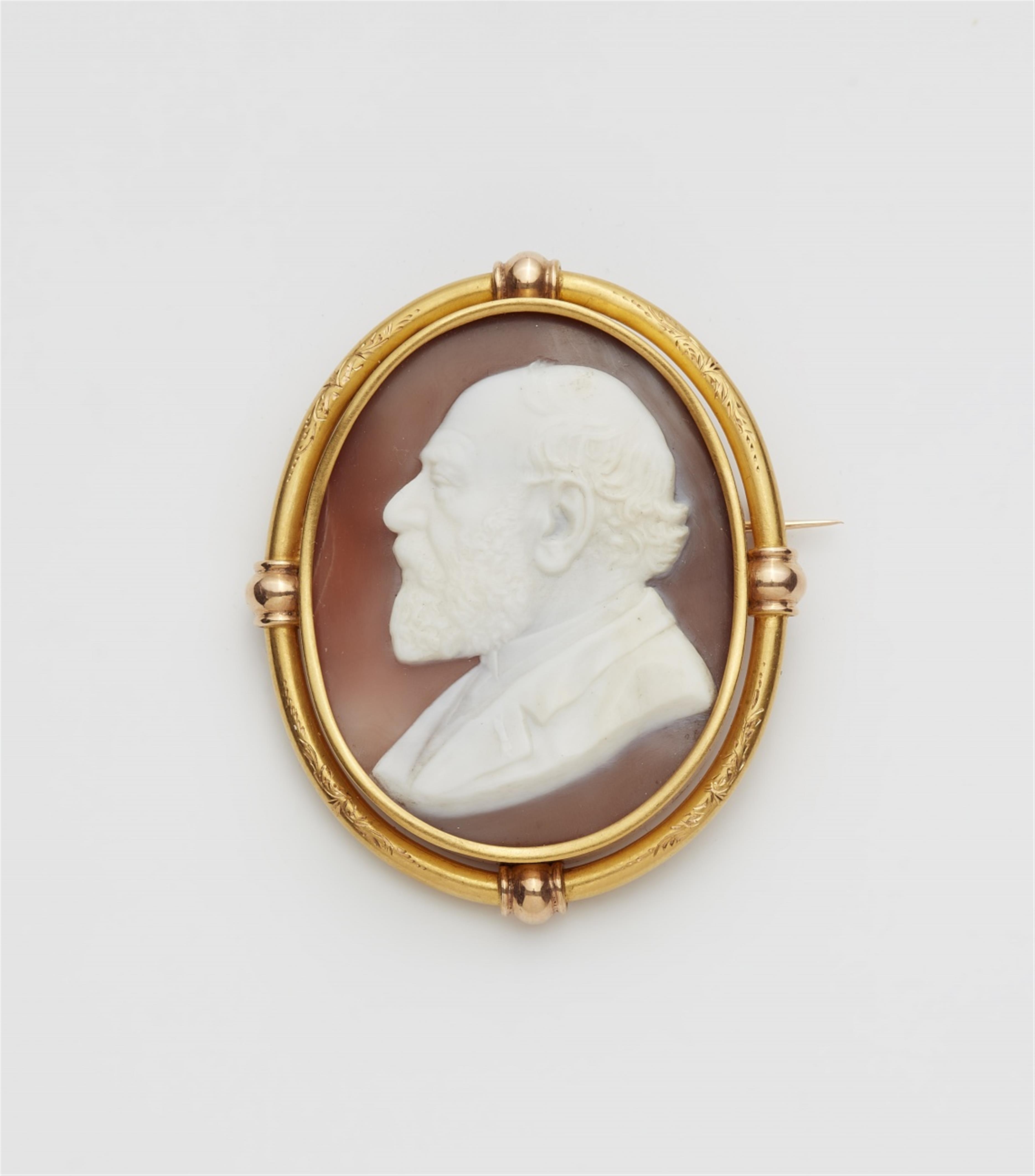 A 14k gold brooch with a sardonyx cameo - image-1