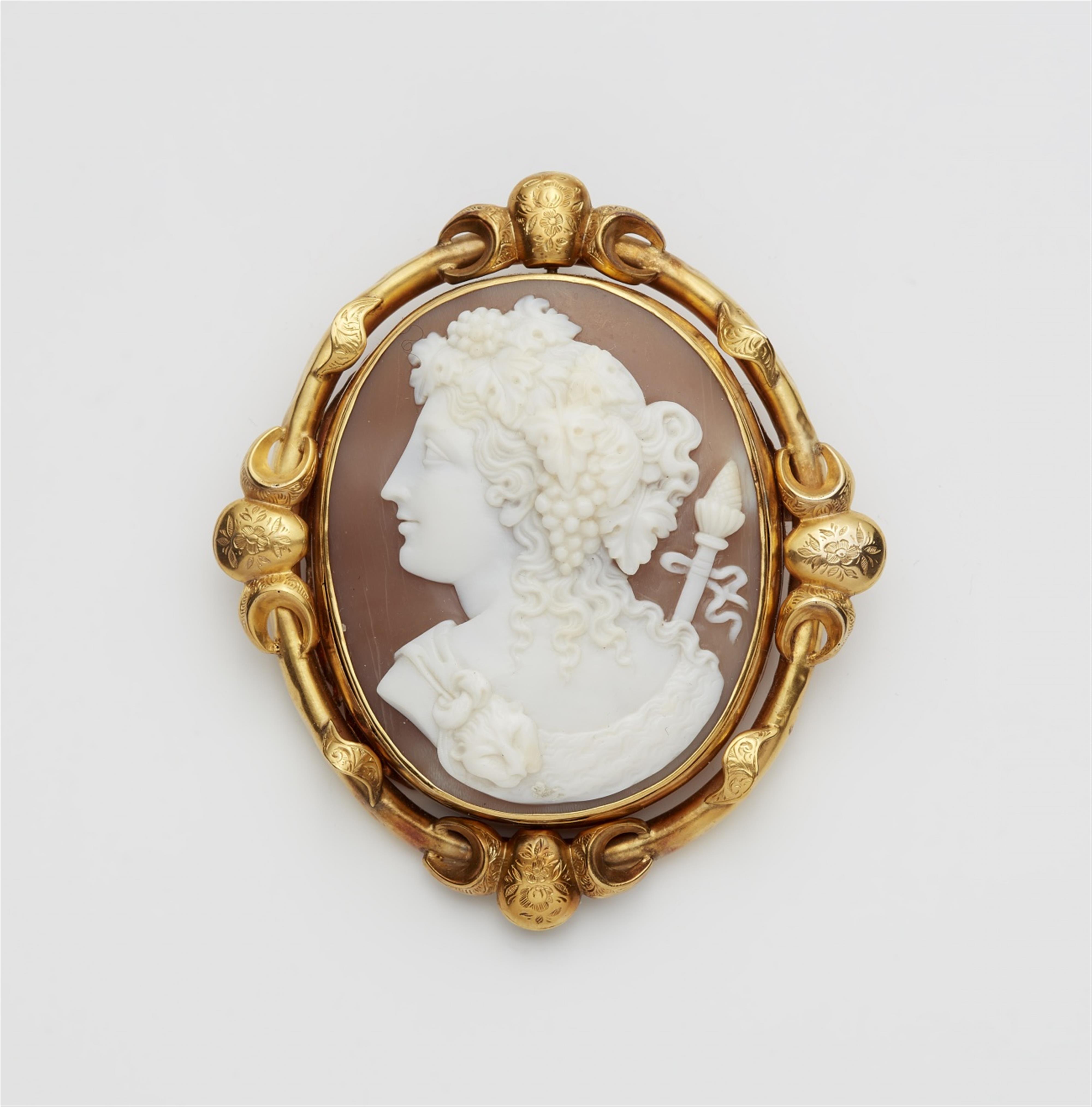 A 14k gold cameo brooch - image-1