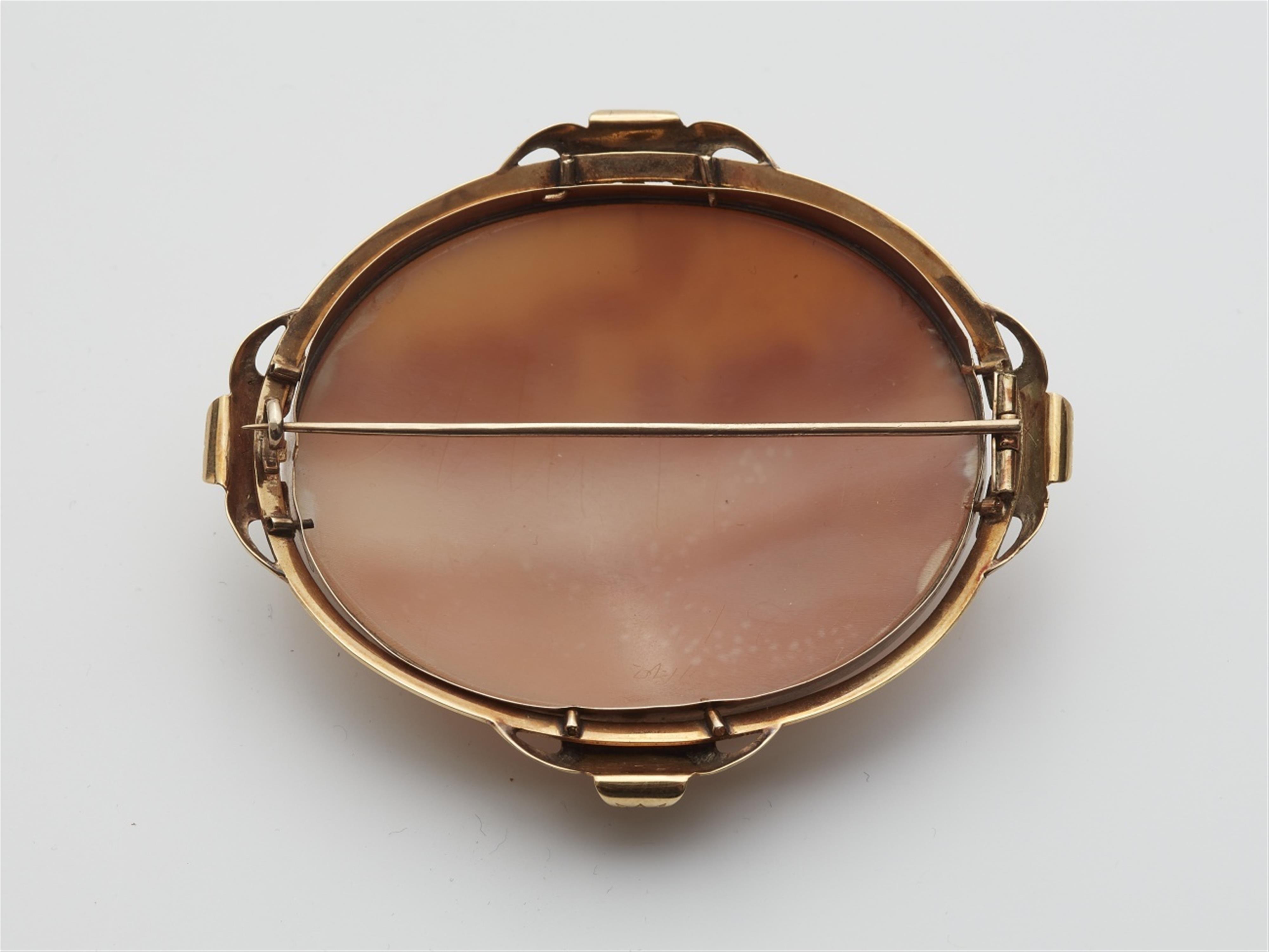 A 14k gold shell cameo brooch - image-2