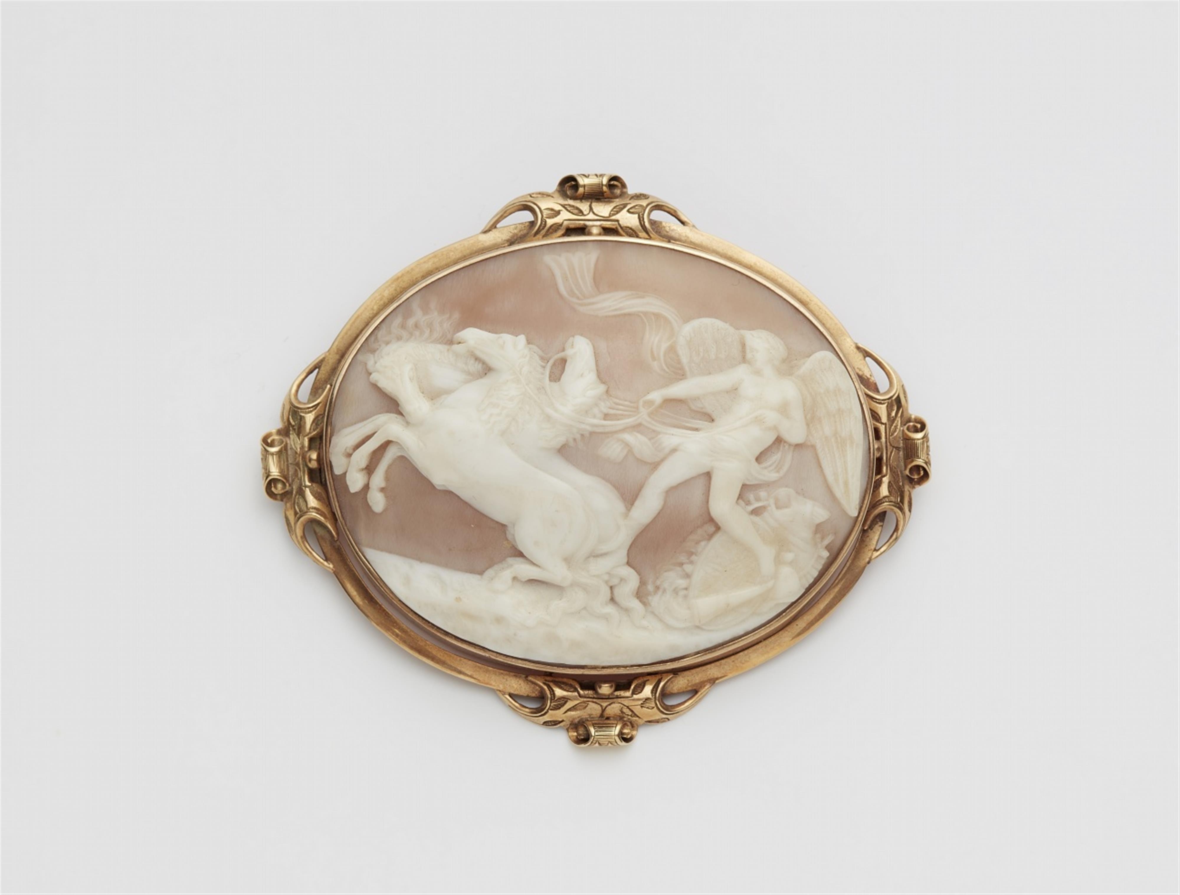 A 14k gold shell cameo brooch - image-1