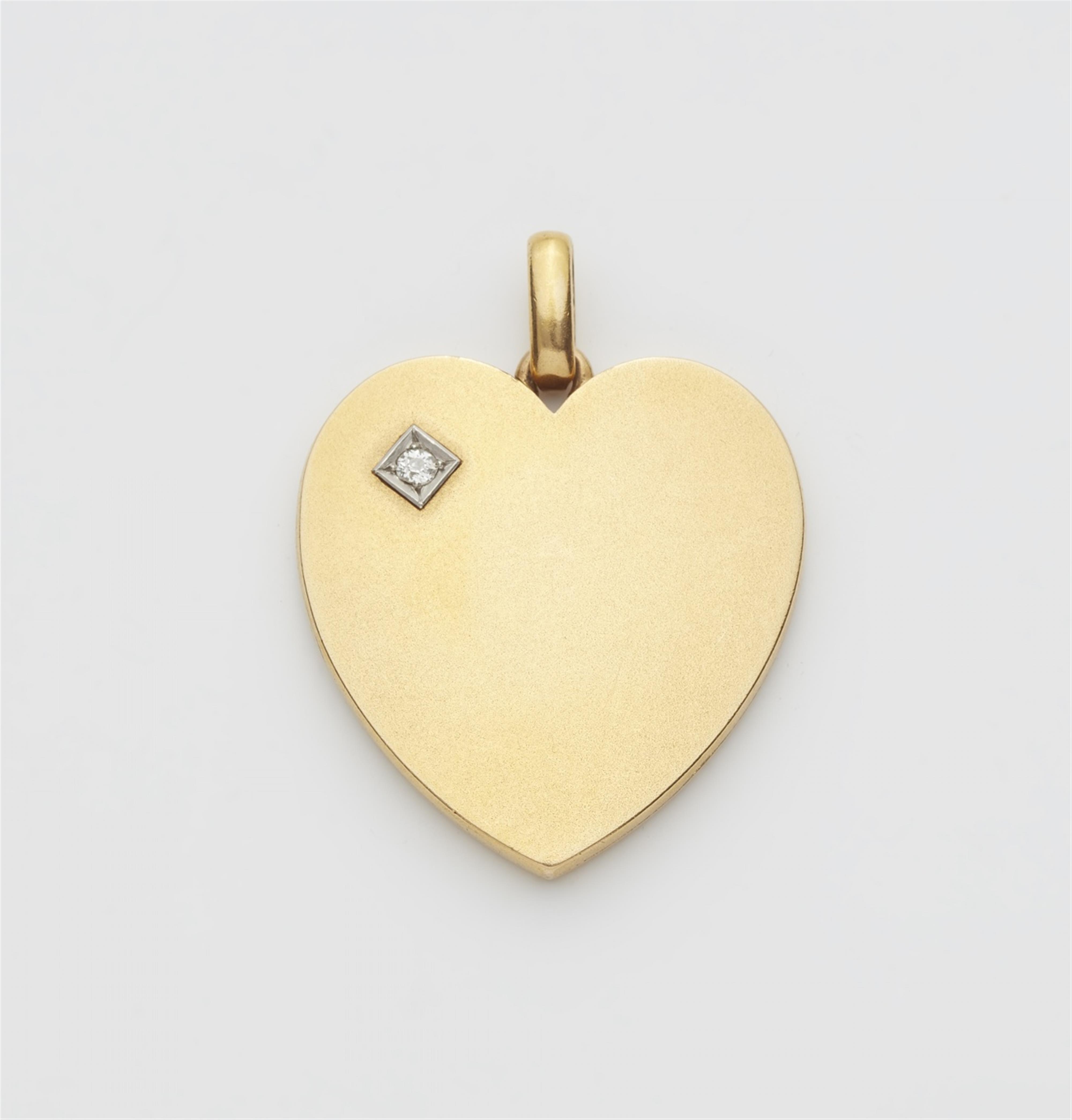 An 18k gold heart medallion - image-1