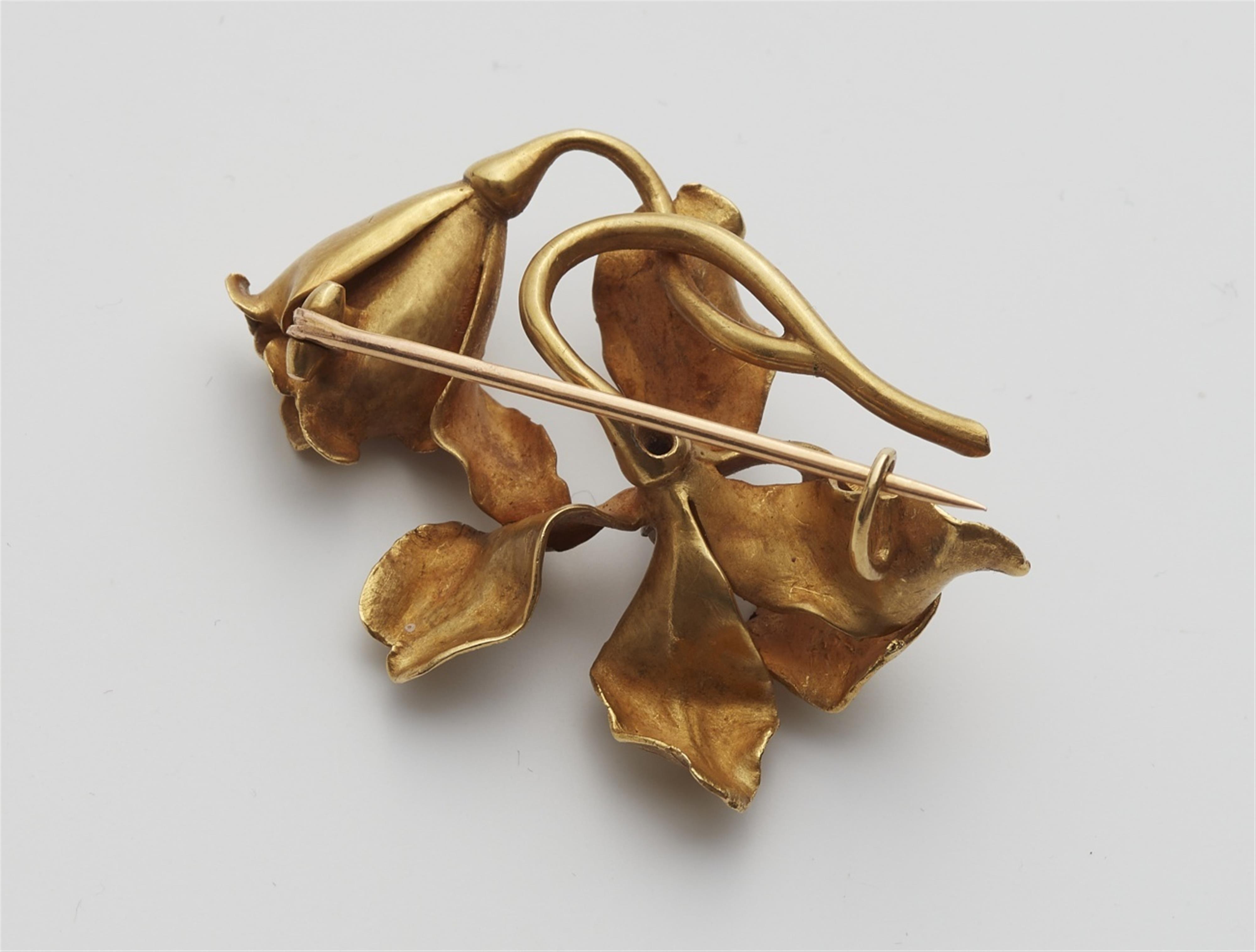 An 18k gold Art Nouveau brooch - image-2