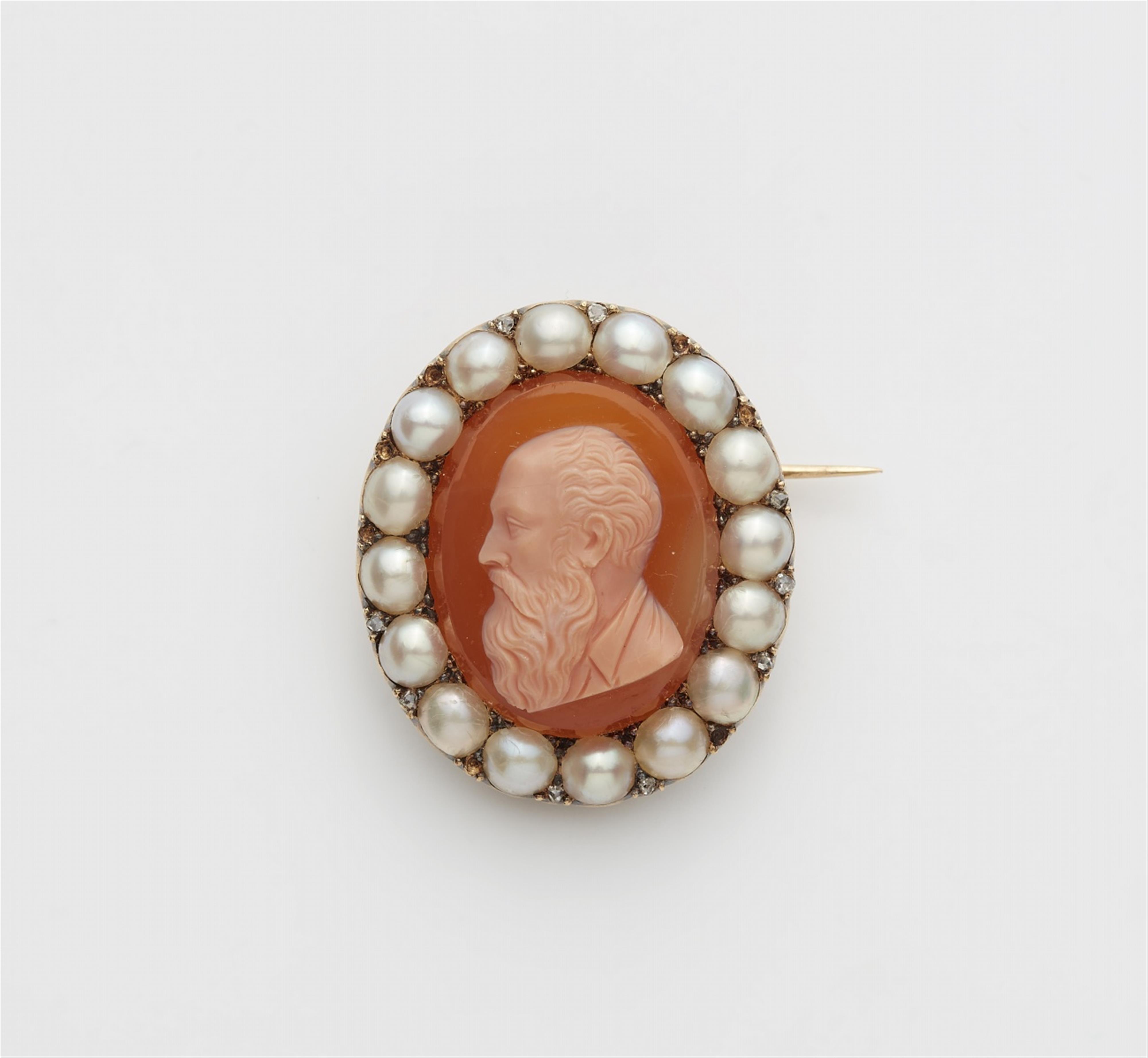 An 18k gold agate cameo and pearl brooch - image-1