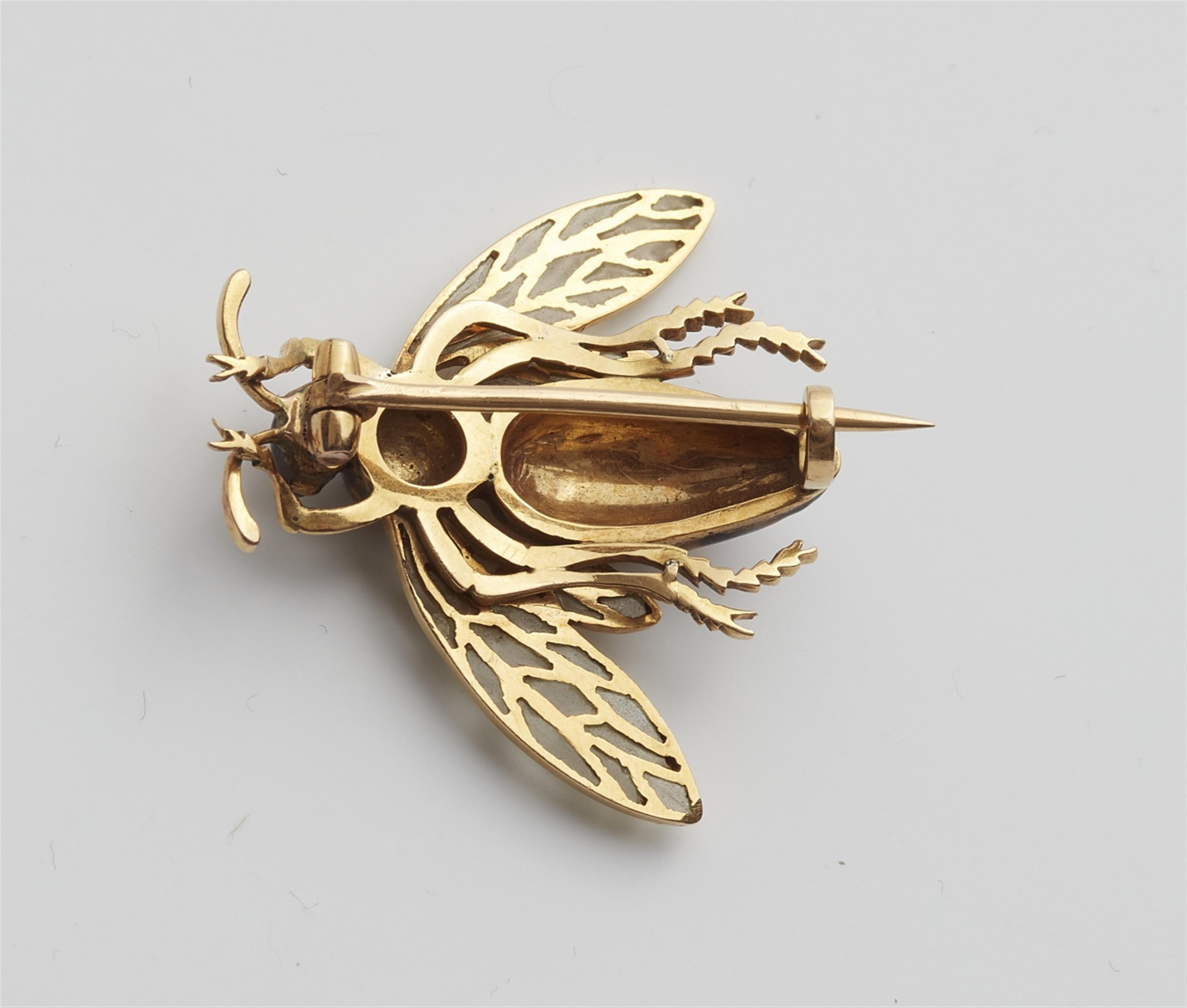 An 18k gold Art Nouveau bee brooch - image-2