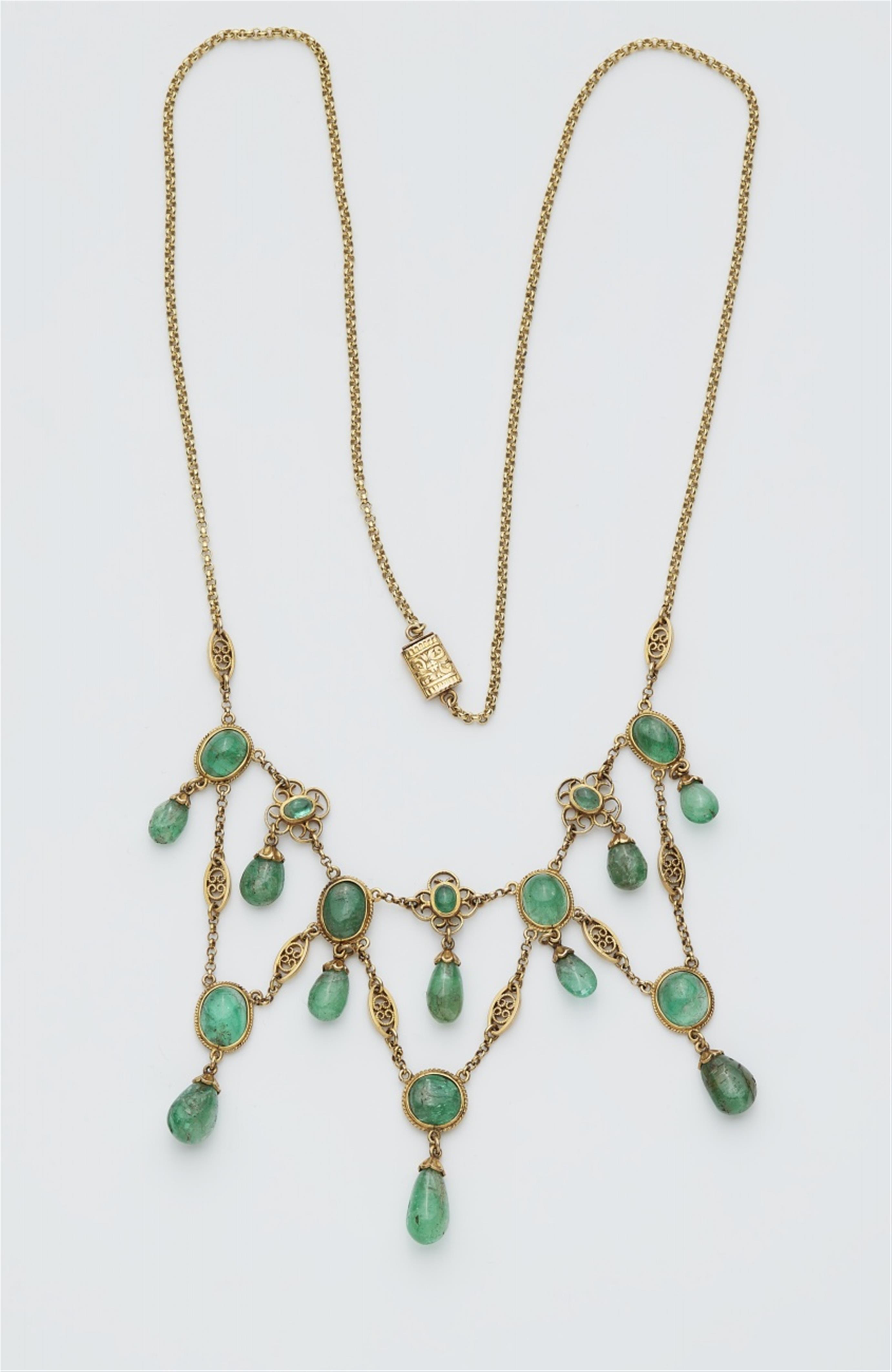 An 18k gold emerald necklace - image-1
