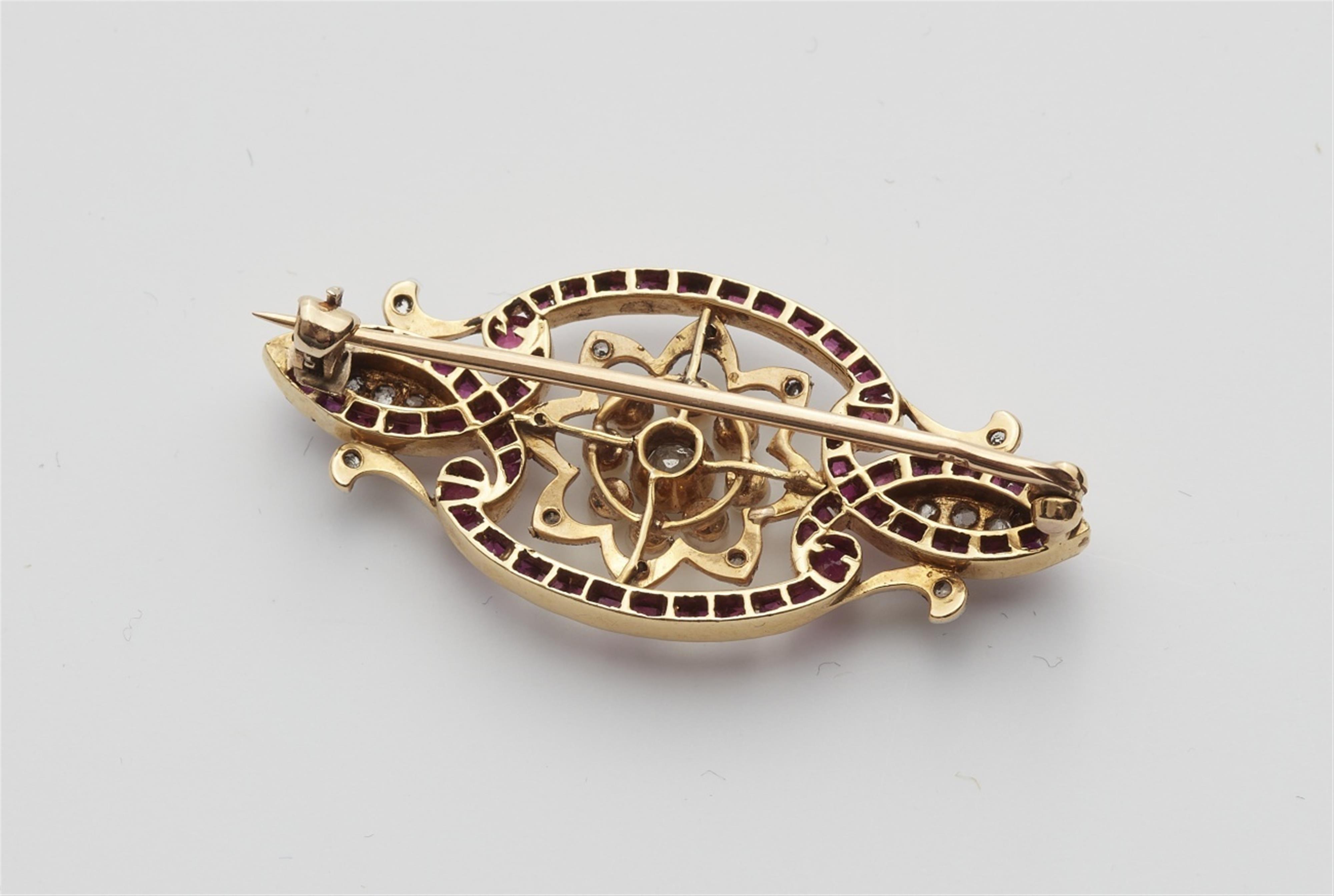 A Victorian ruby brooch - image-2